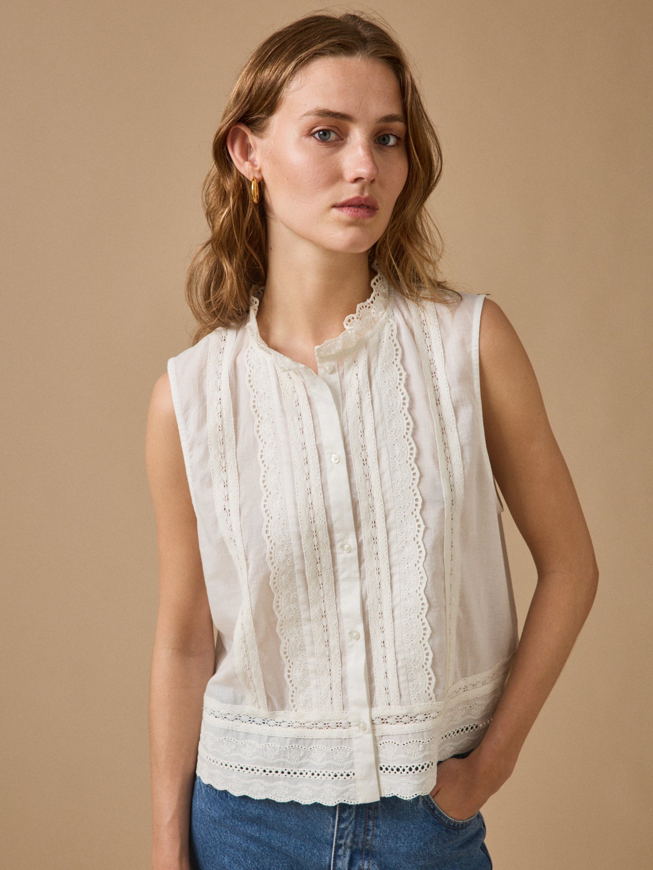 Top sans manches boutonné brodé femme