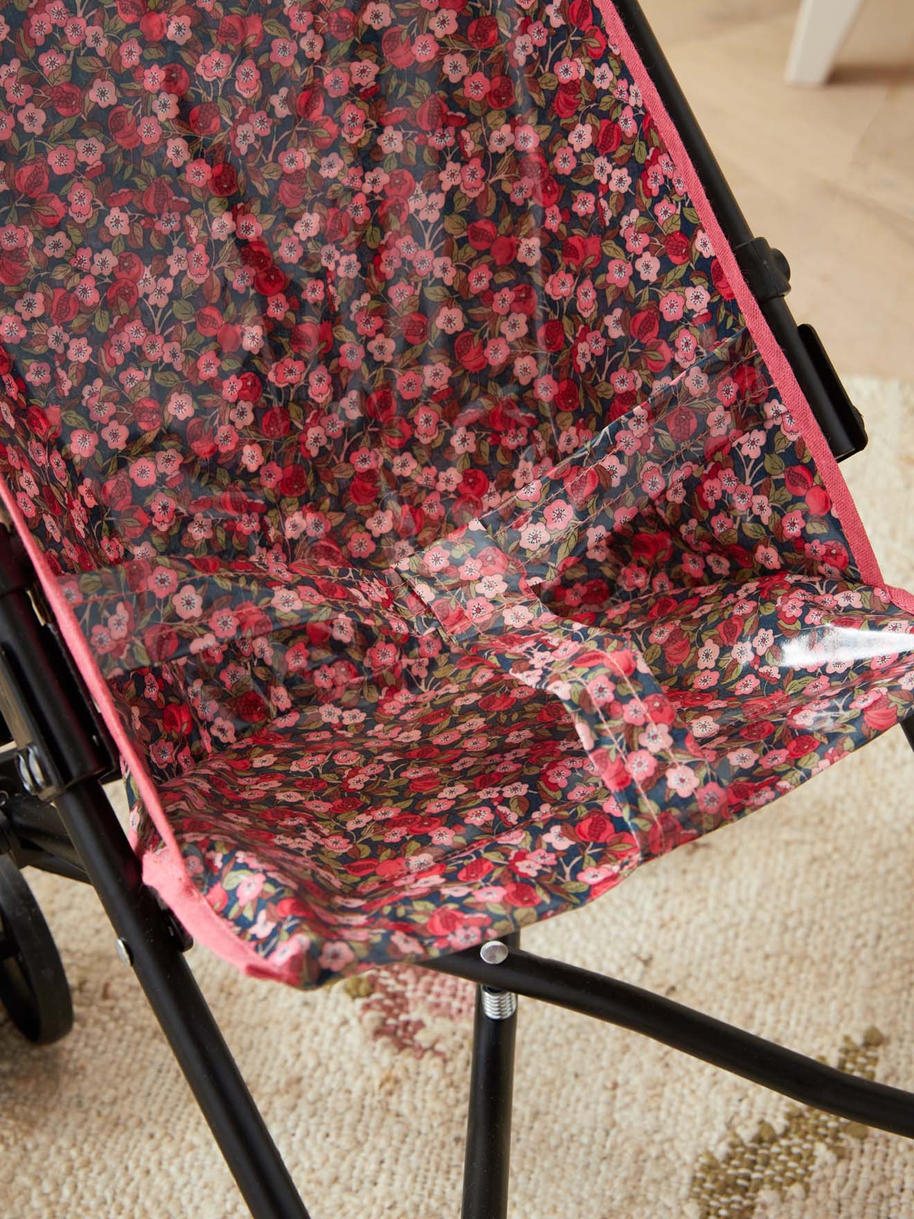 Poppenwagen Mae in Liberty-stof - Collectie Cyrillus X Minikane