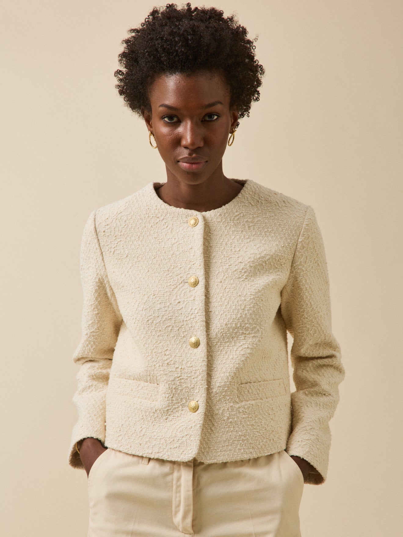 Damesjasje zonder kraag in effen tweed