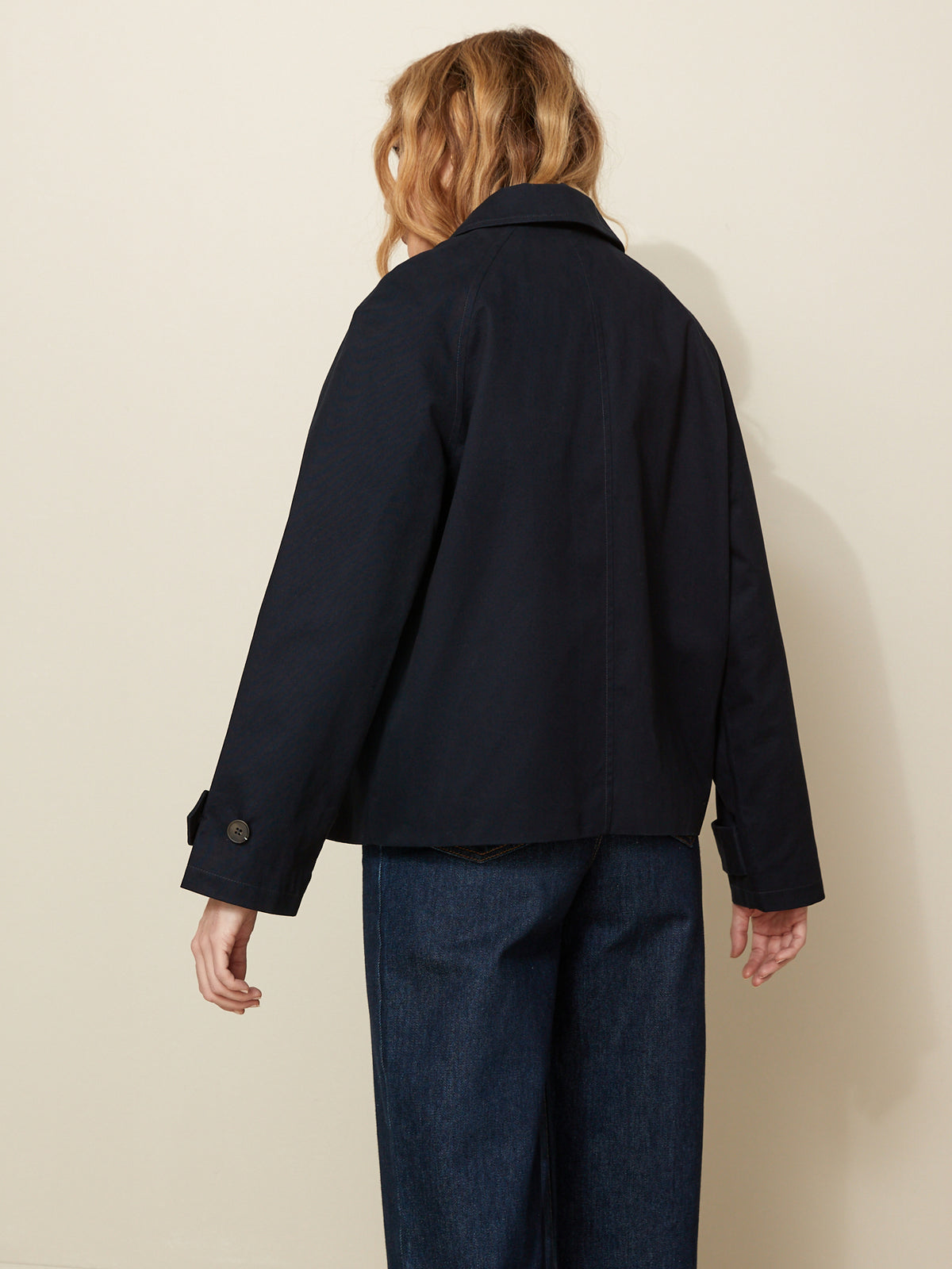 Korte damestrenchcoat met dubbele knopenrij