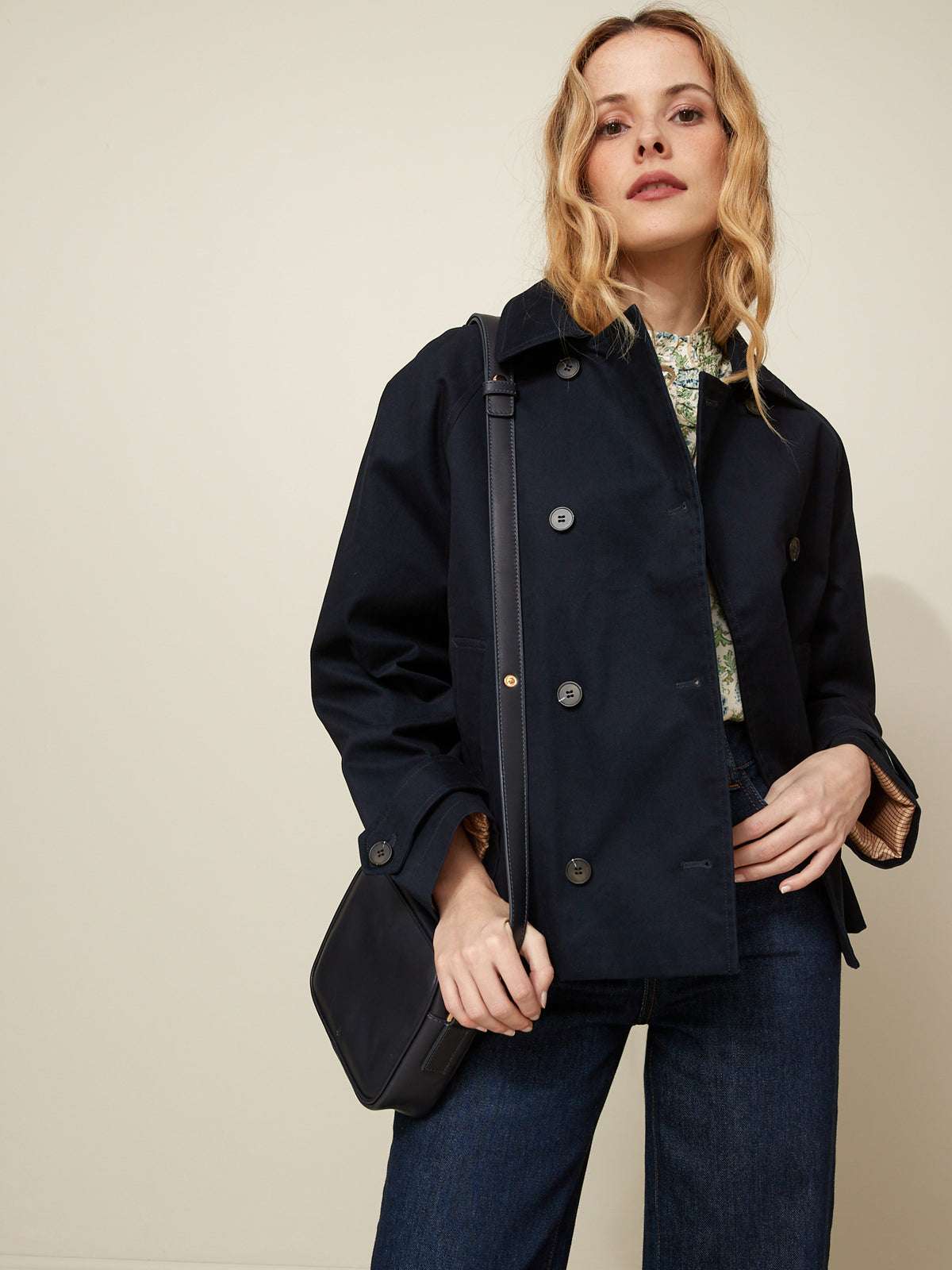 Korte damestrenchcoat met dubbele knopenrij