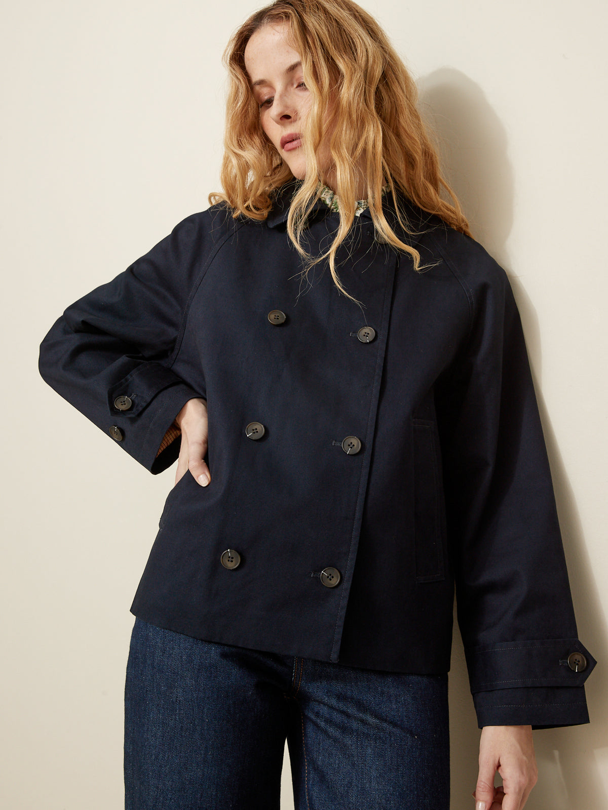 Korte damestrenchcoat met dubbele knopenrij
