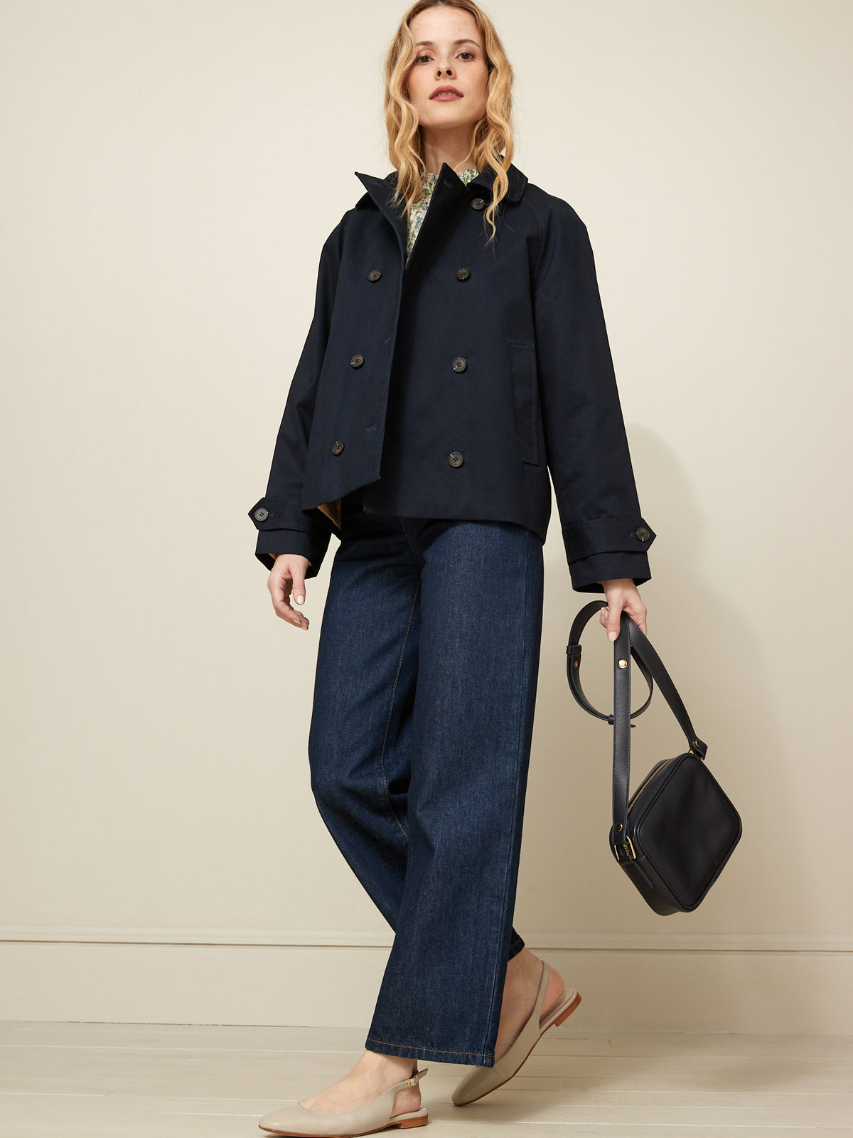 Korte damestrenchcoat met dubbele knopenrij