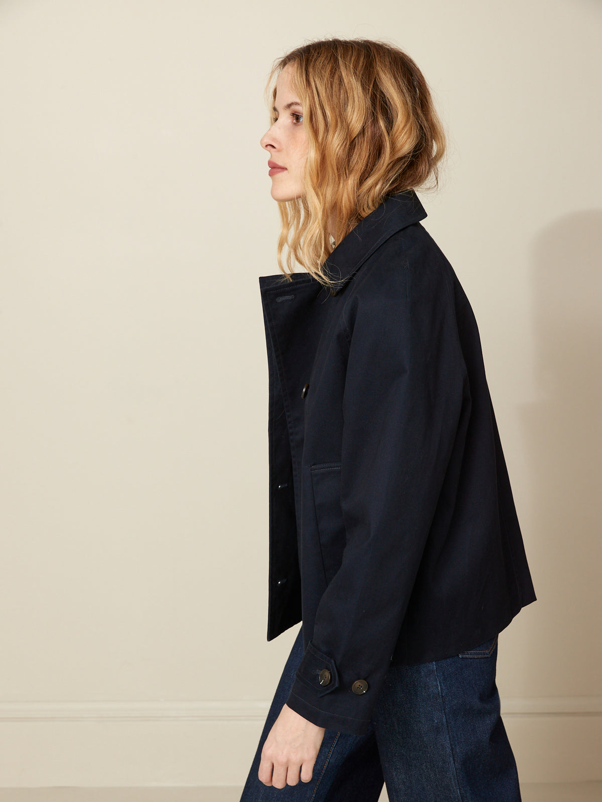 Korte damestrenchcoat met dubbele knopenrij