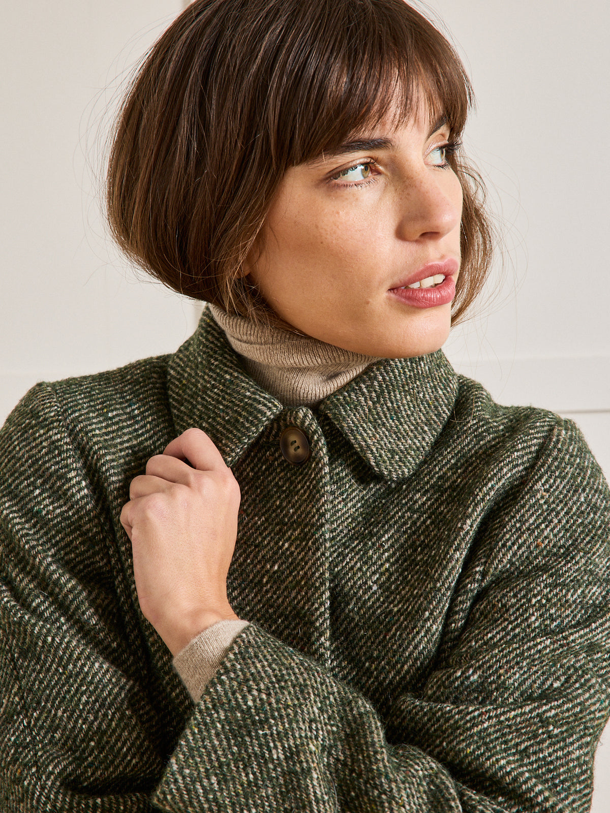 Korte damesmantel in gespikkelde twill