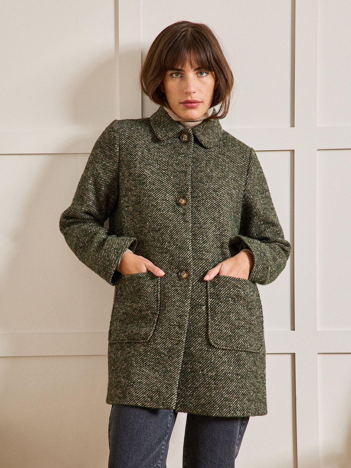 Korte damesmantel in gespikkelde twill