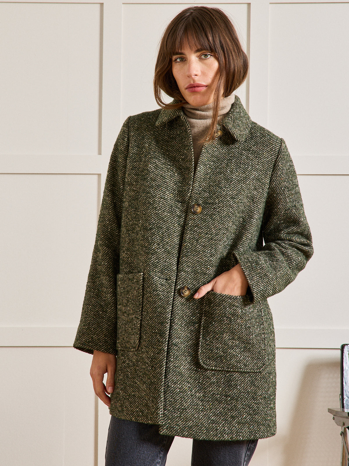 Korte damesmantel in gespikkelde twill