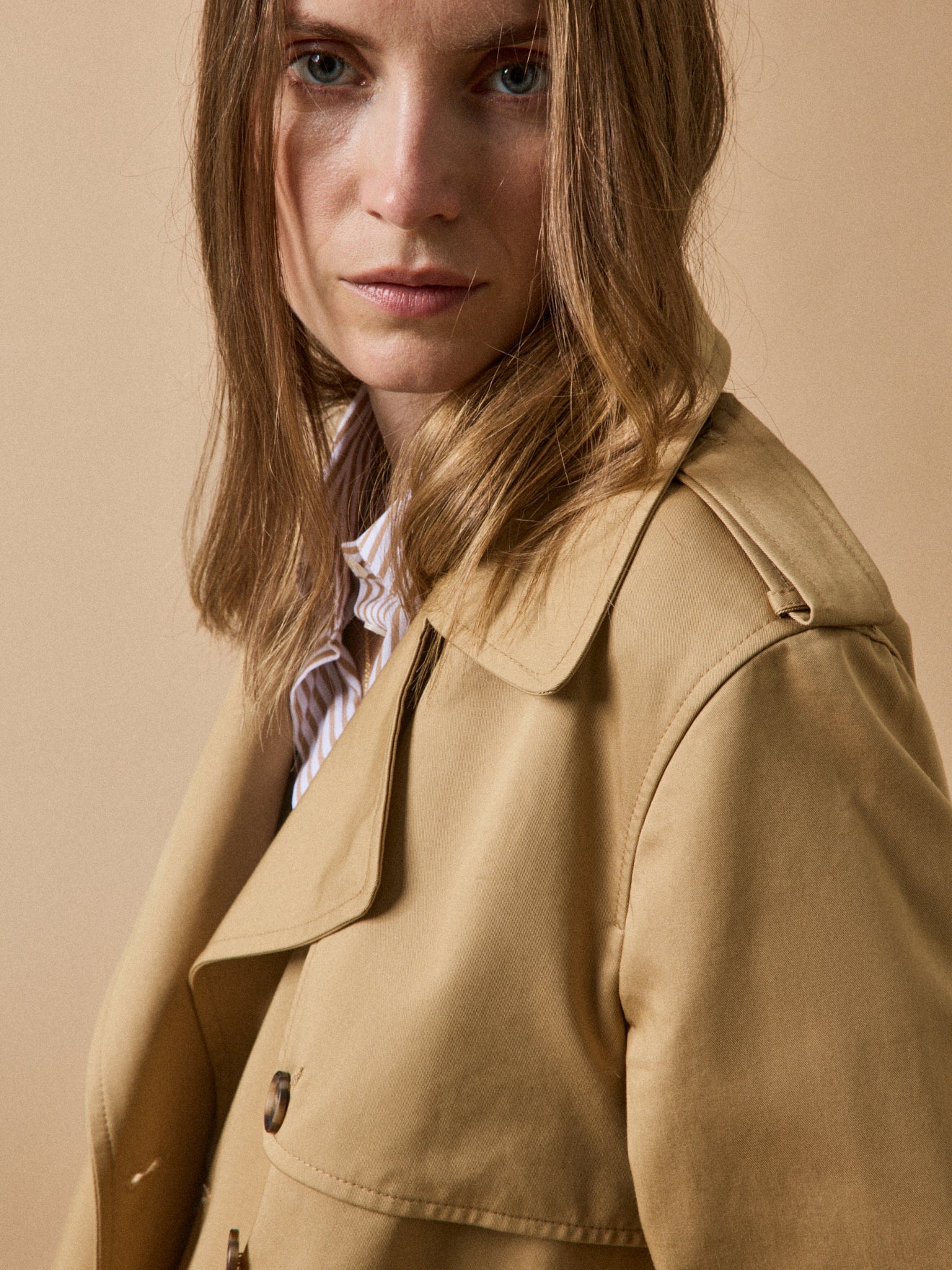 Lange damestrenchcoat met tailleurkraag - biokatoen