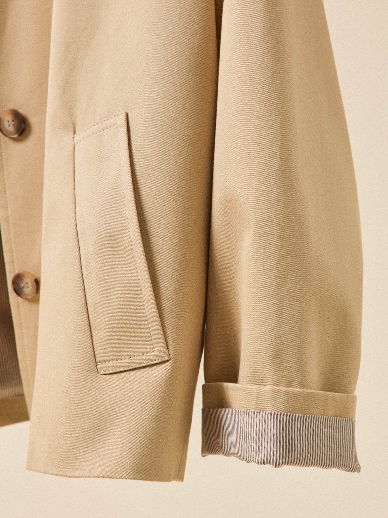 Korte damestrenchcoat in biokatoen