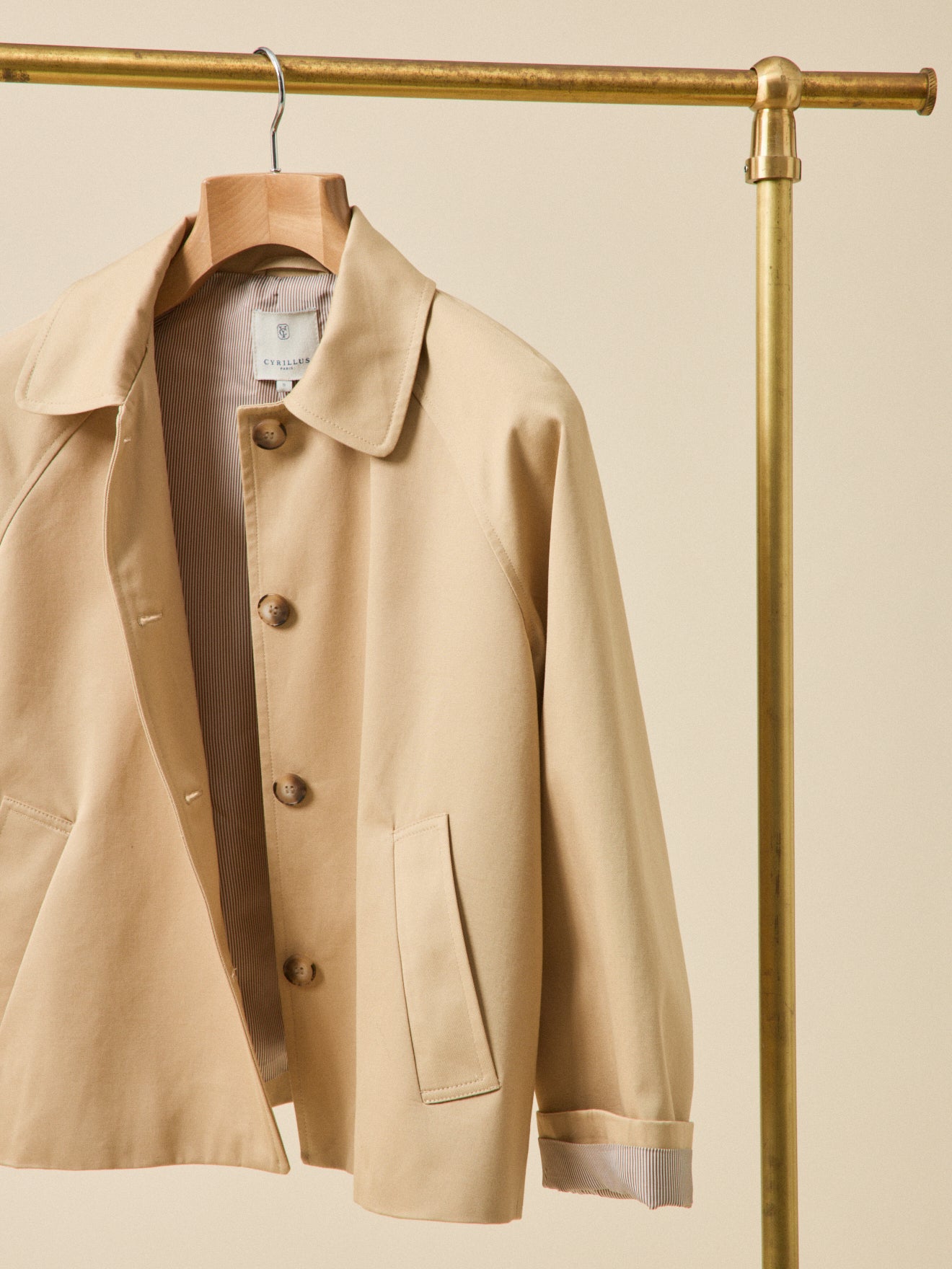 Korte damestrenchcoat in biokatoen