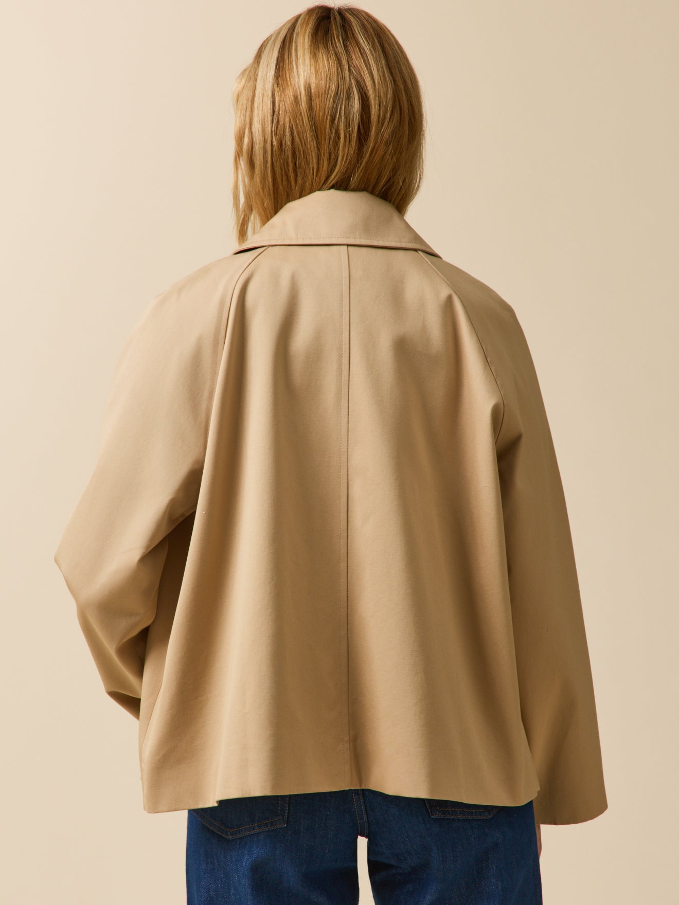 Korte damestrenchcoat in biokatoen