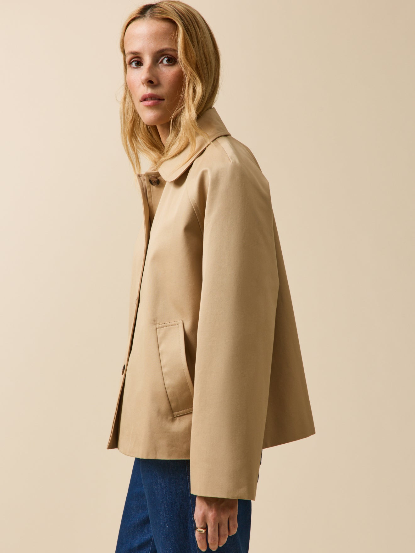 Korte damestrenchcoat in biokatoen