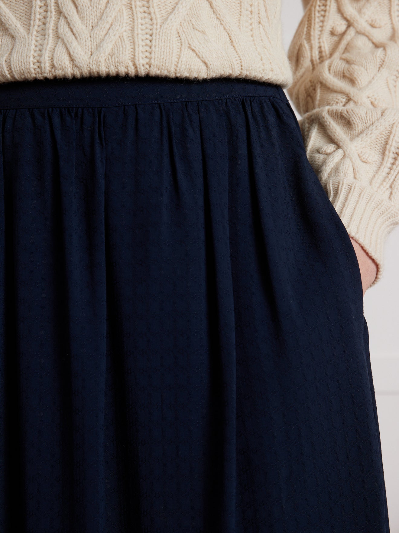 Halflange damesrok in dobby-viscose