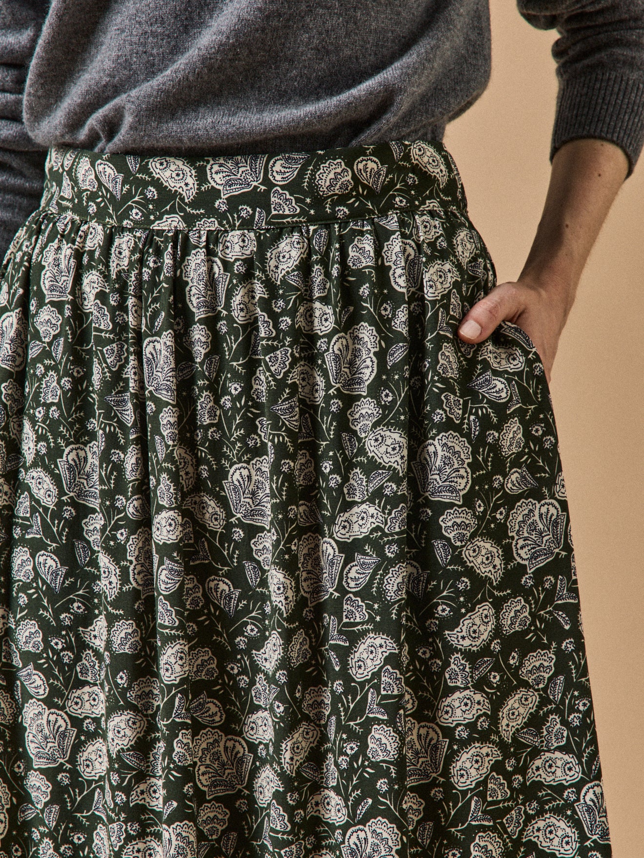 Halflange damesrok met strook en Lilith-print