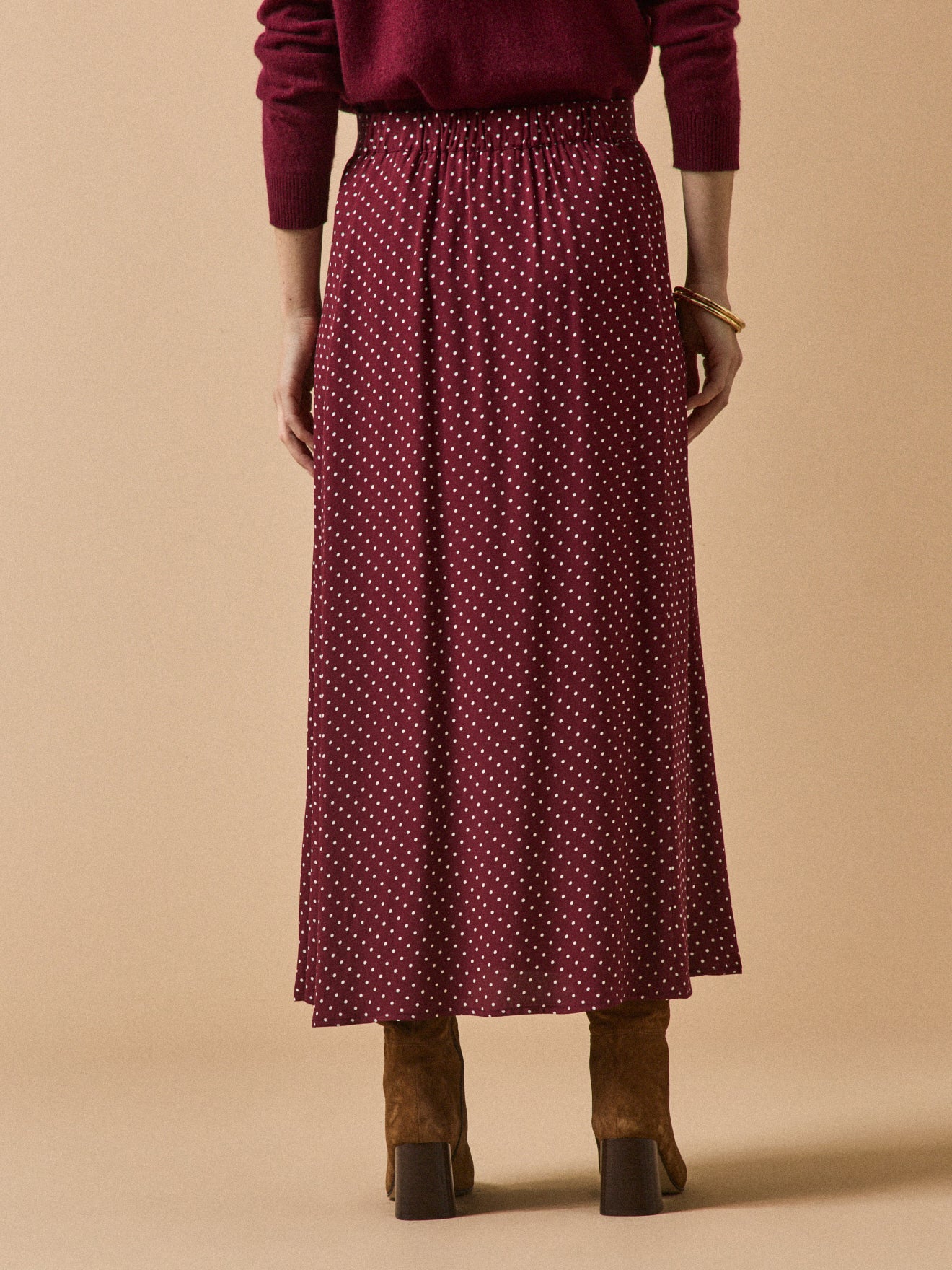 Halflange damesrok in viscose met stippenprint