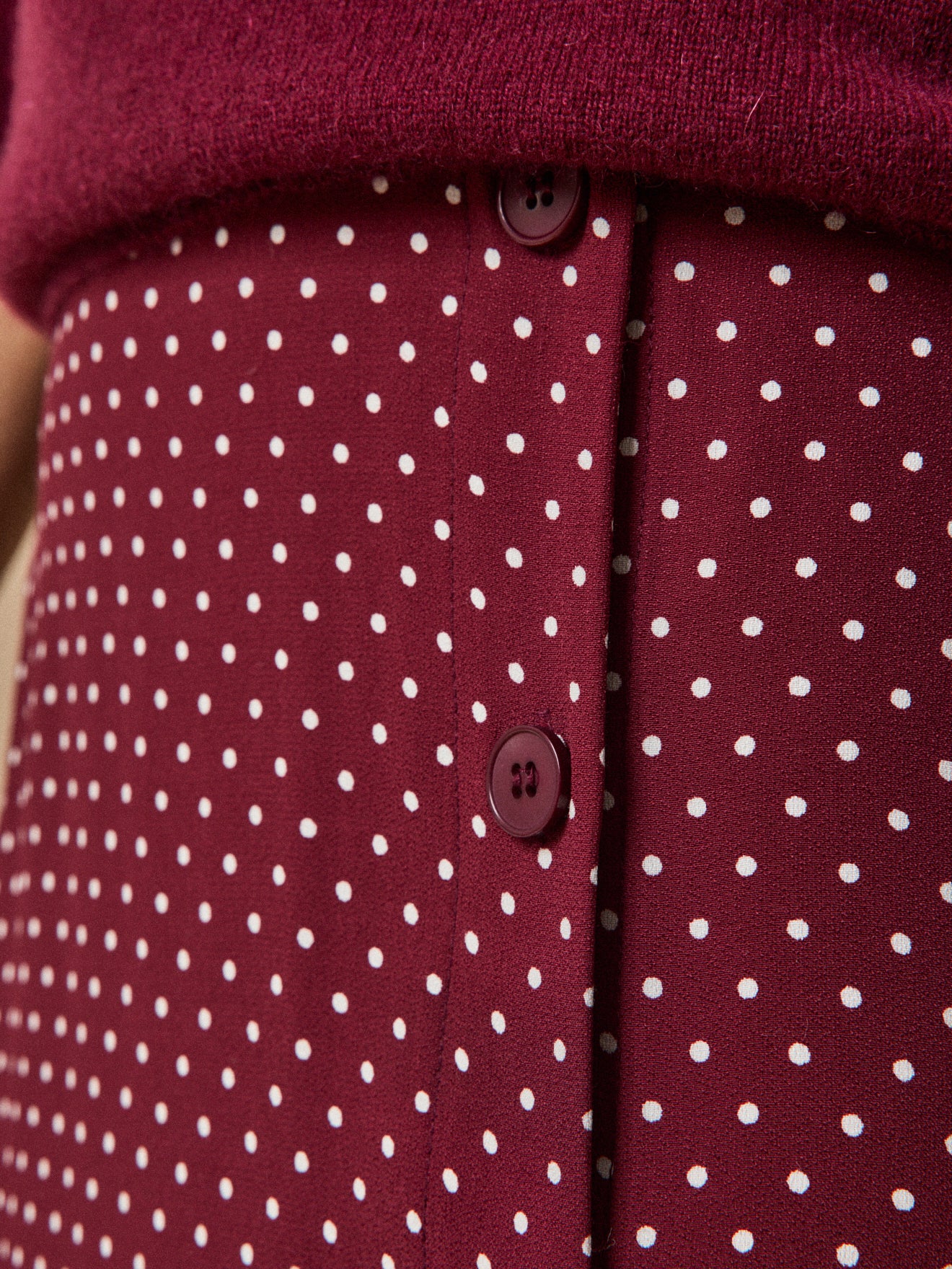 Halflange damesrok in viscose met stippenprint