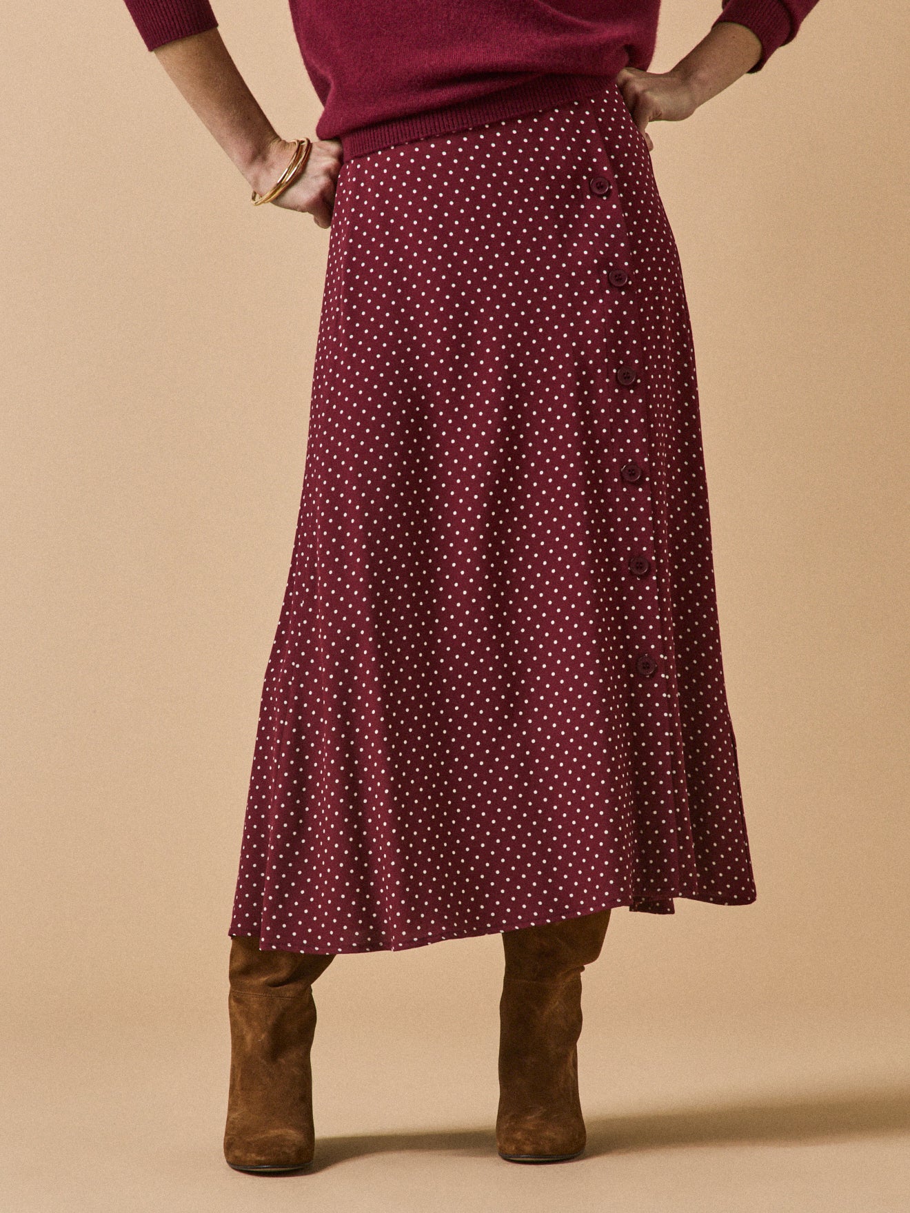Halflange damesrok in viscose met stippenprint