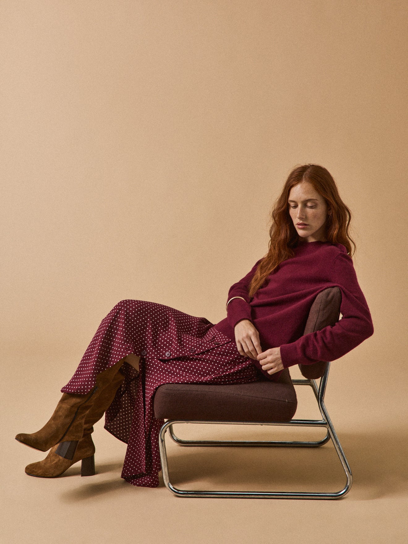 Halflange damesrok in viscose met stippenprint