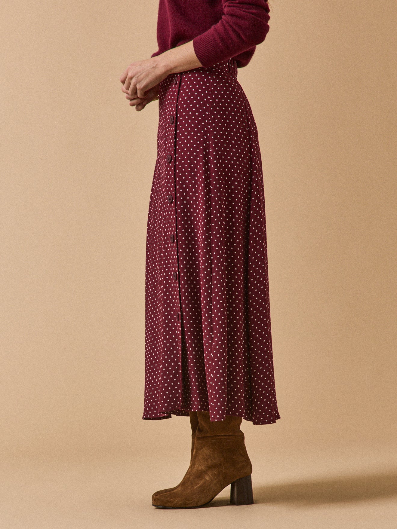 Halflange damesrok in viscose met stippenprint