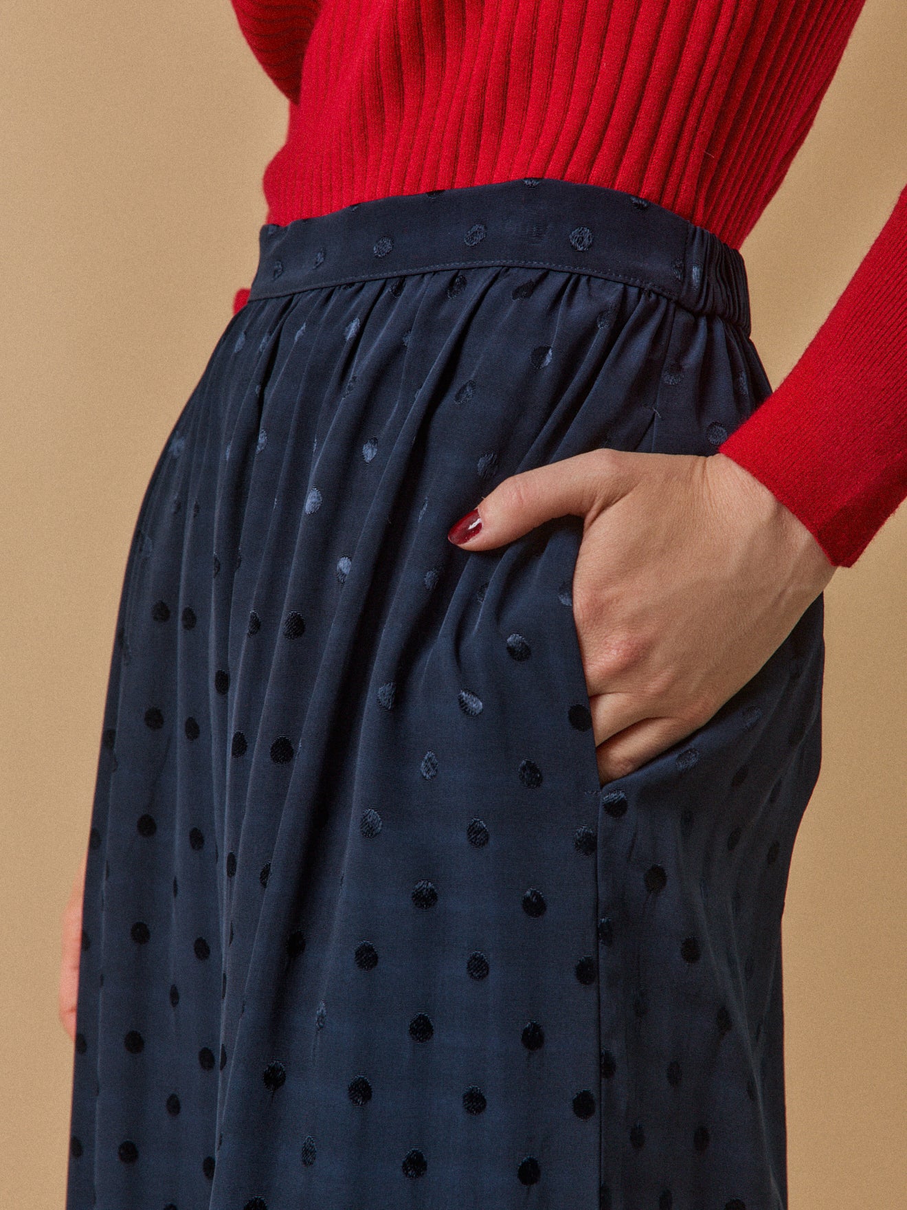 Halflange damesrok met jacquard stippen