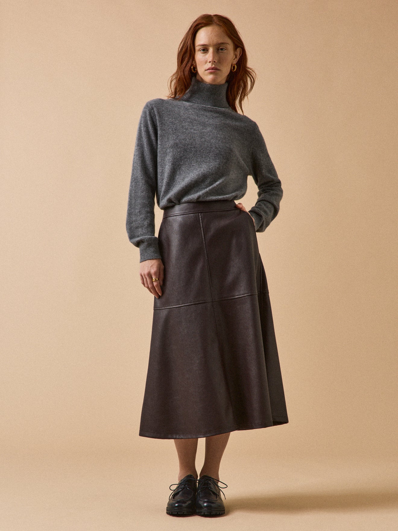 Halflange, onderaan wijdere damesrok met leeraspect*