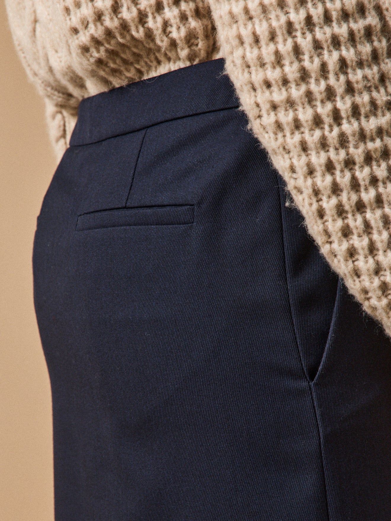 Korte damesrok met goudkleurige knopen