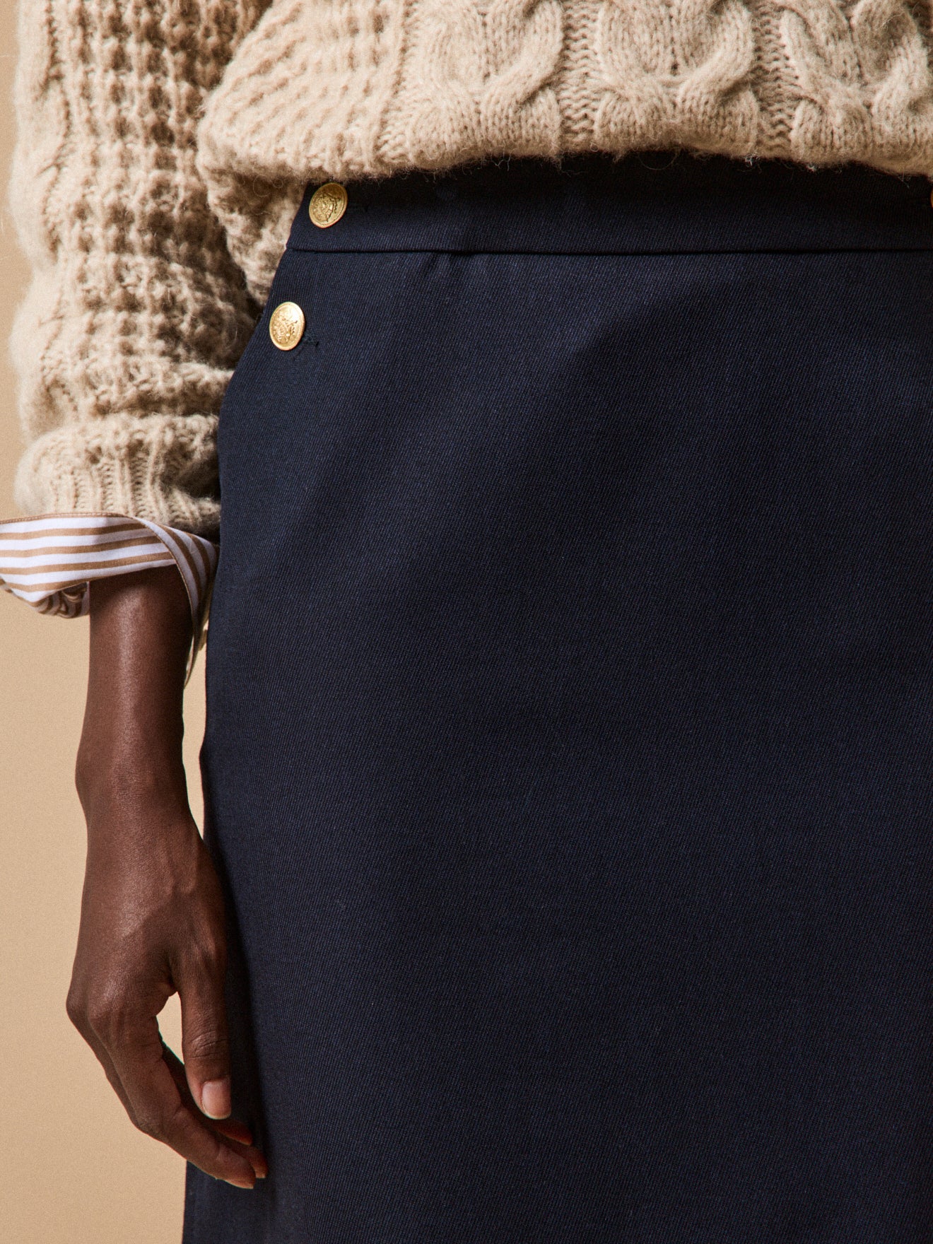 Korte damesrok met goudkleurige knopen