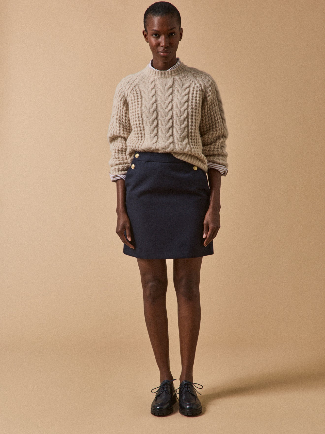 Korte damesrok met goudkleurige knopen