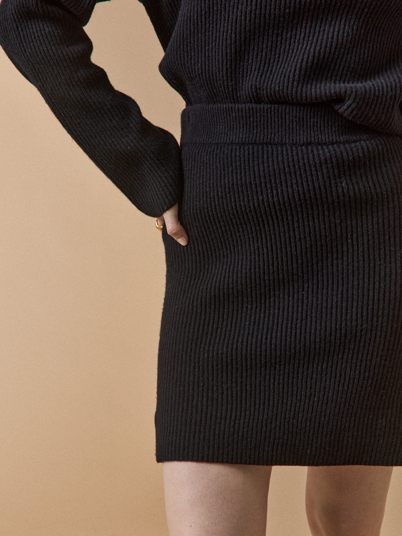 Korte damesrok in geribd tricot