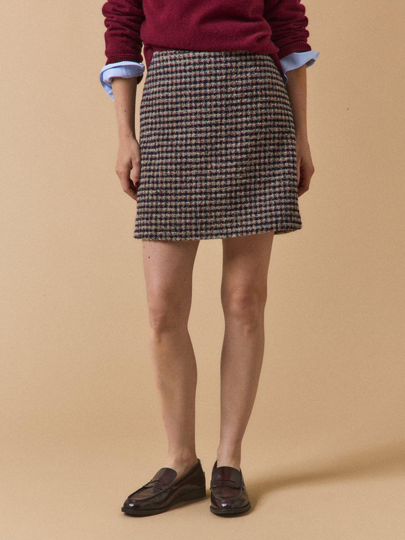 Korte damesrok in geruite tweed
