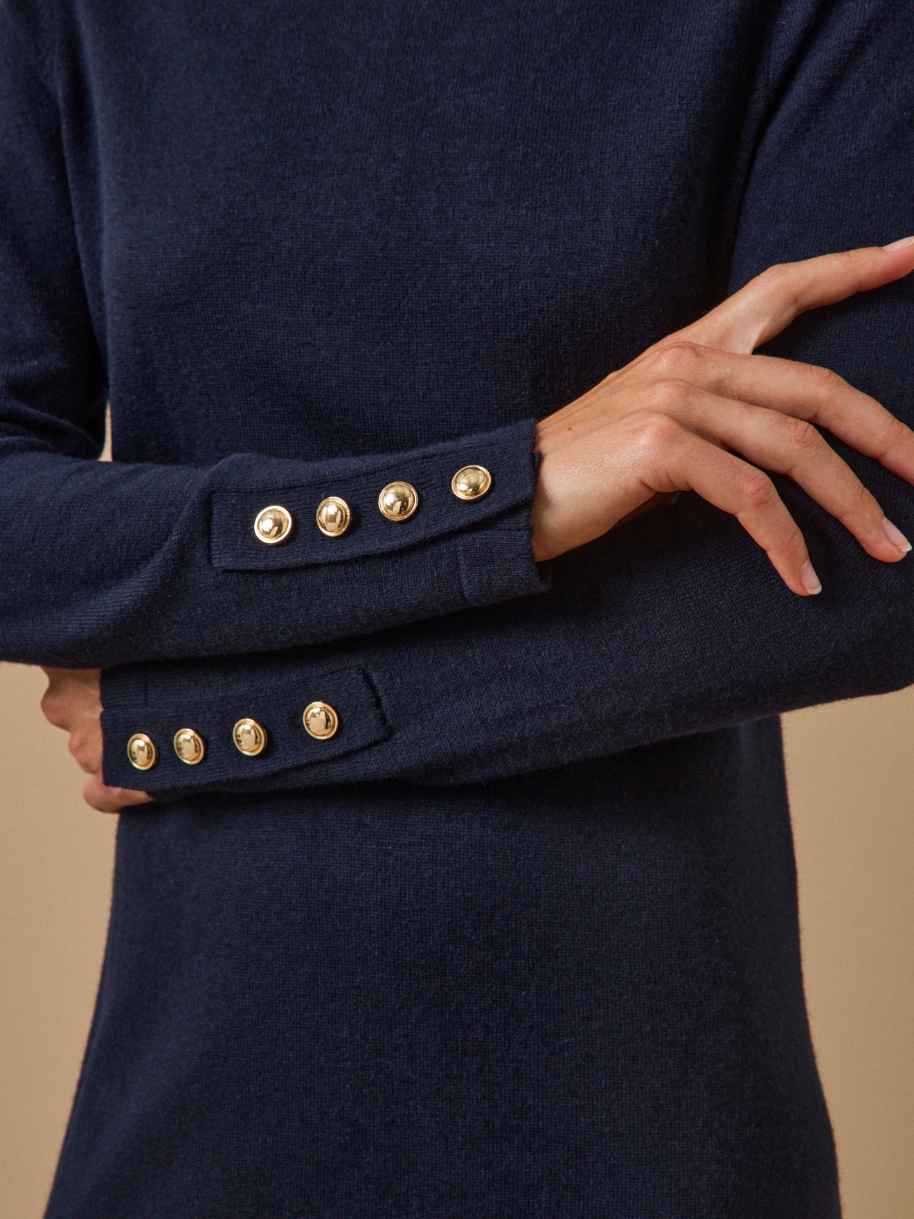Robe-pull col montant boutons dorés femme