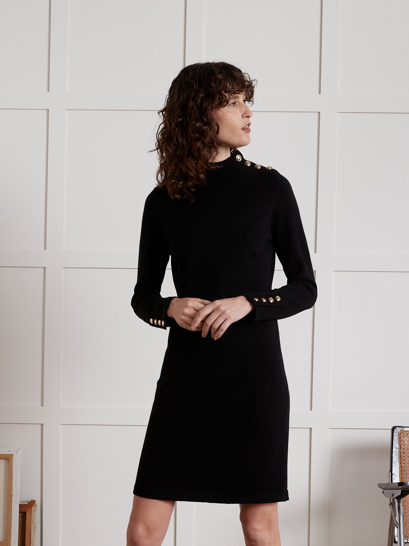Robe-pull col montant boutons dorés femme