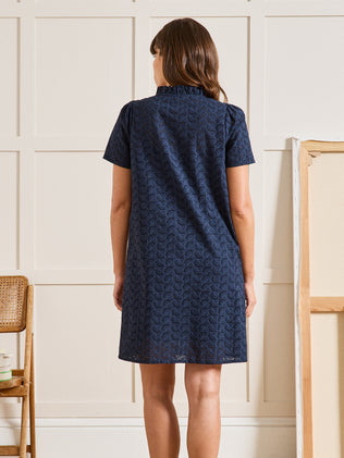 Korte damesjurk met broderie anglaise en strookjes aan de hals