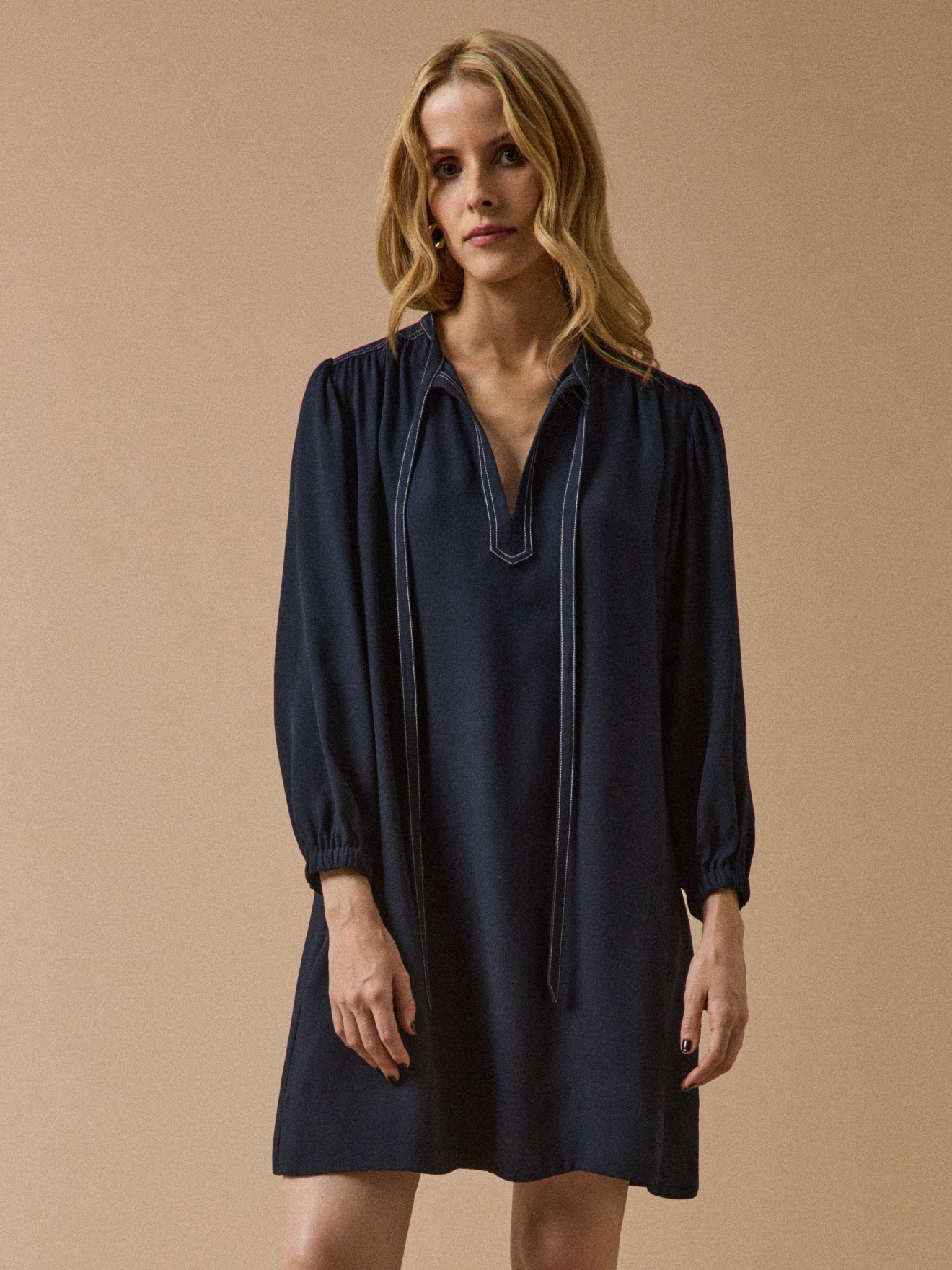 Robe housse courte crêpe uni femme