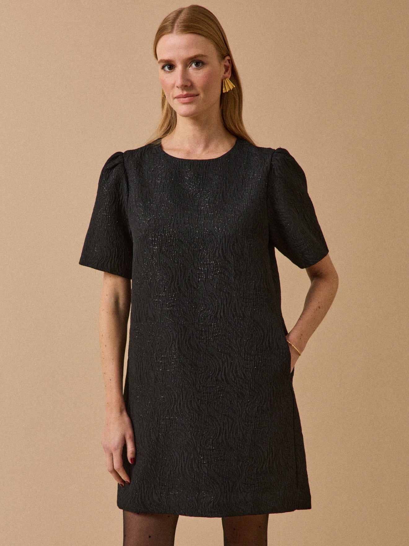 Robe courte jacquard reliefé femme