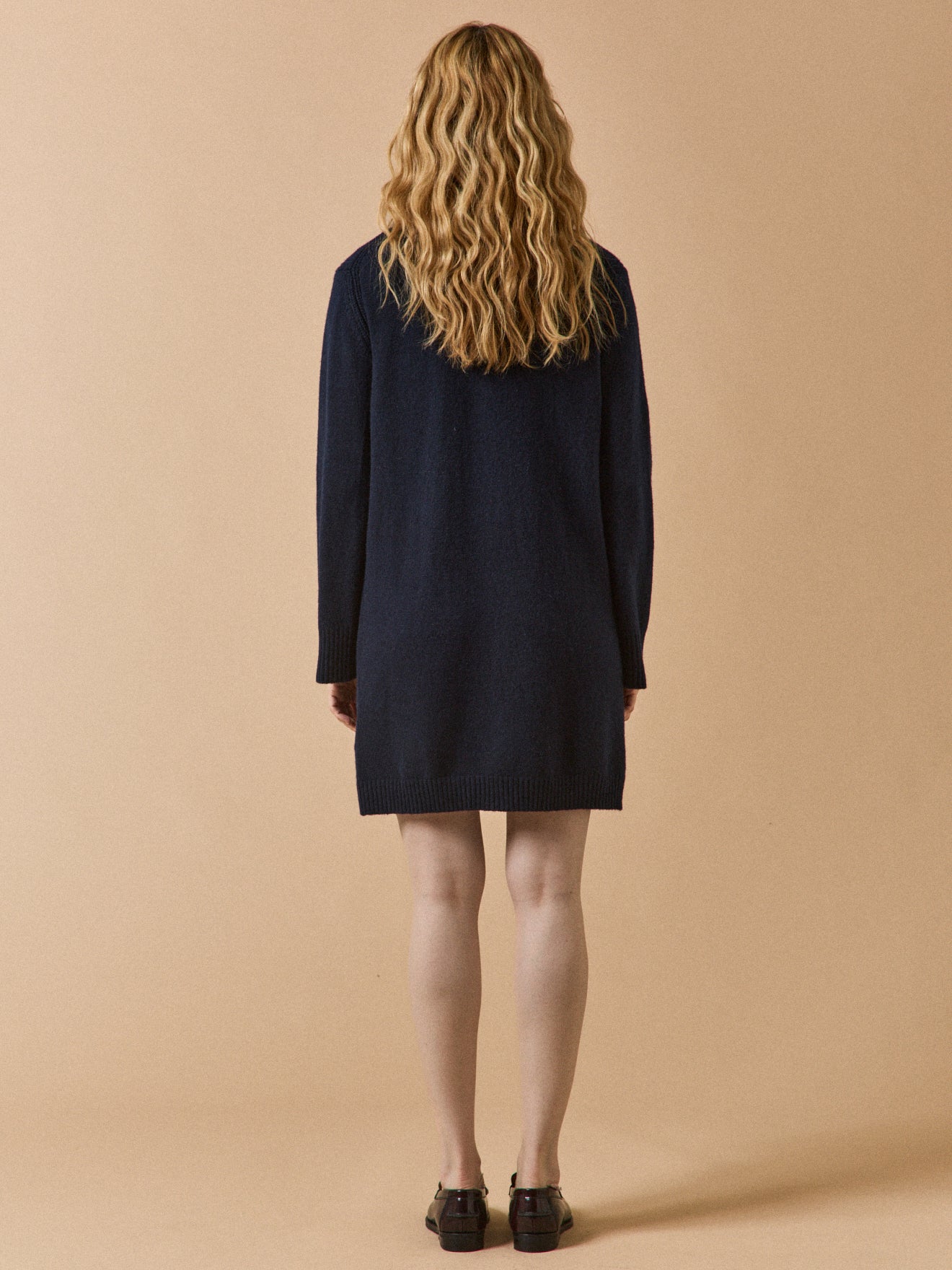 Robe-pull col polo courte boutons dorés femme