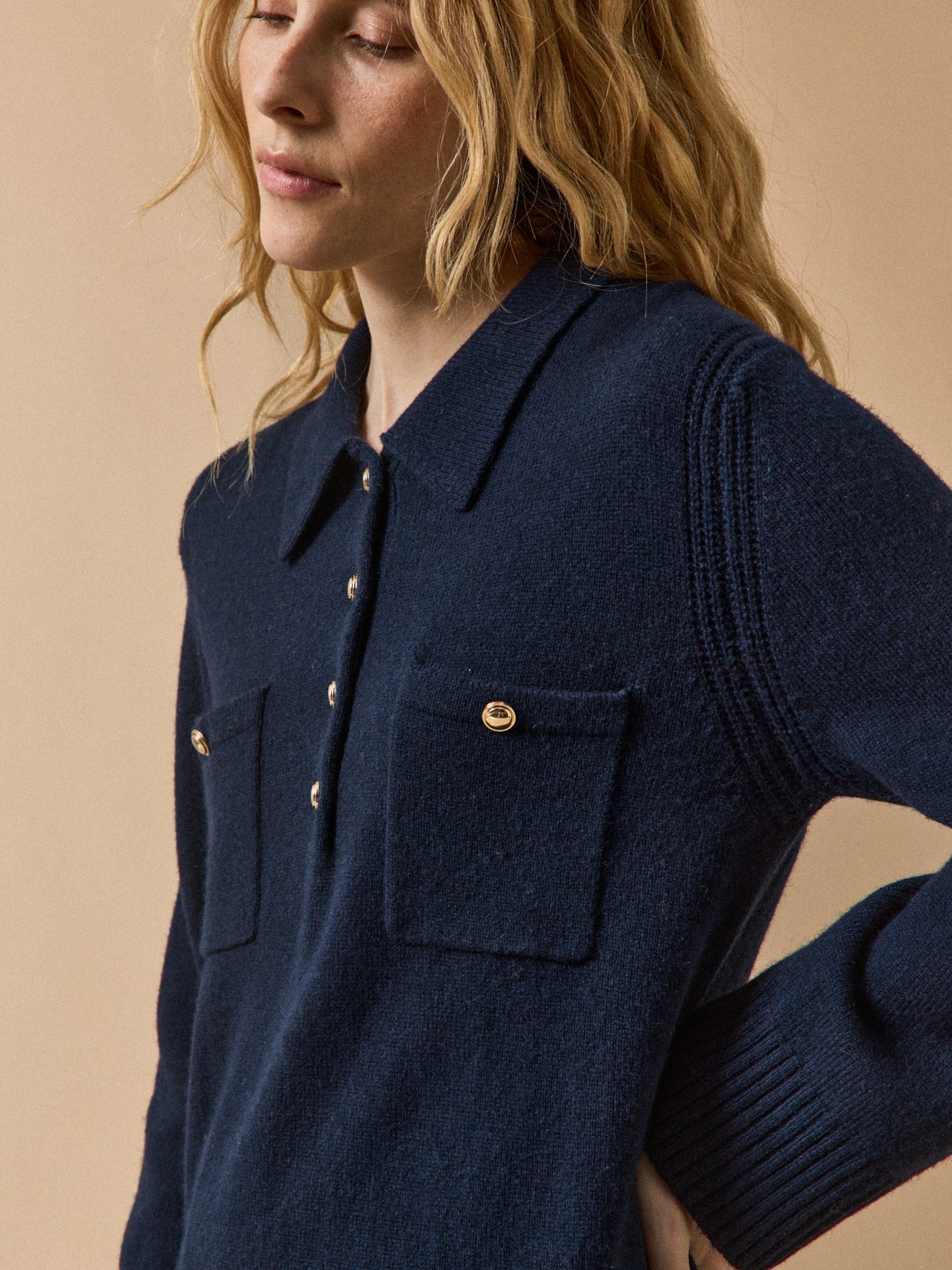 Robe-pull col polo courte boutons dorés femme