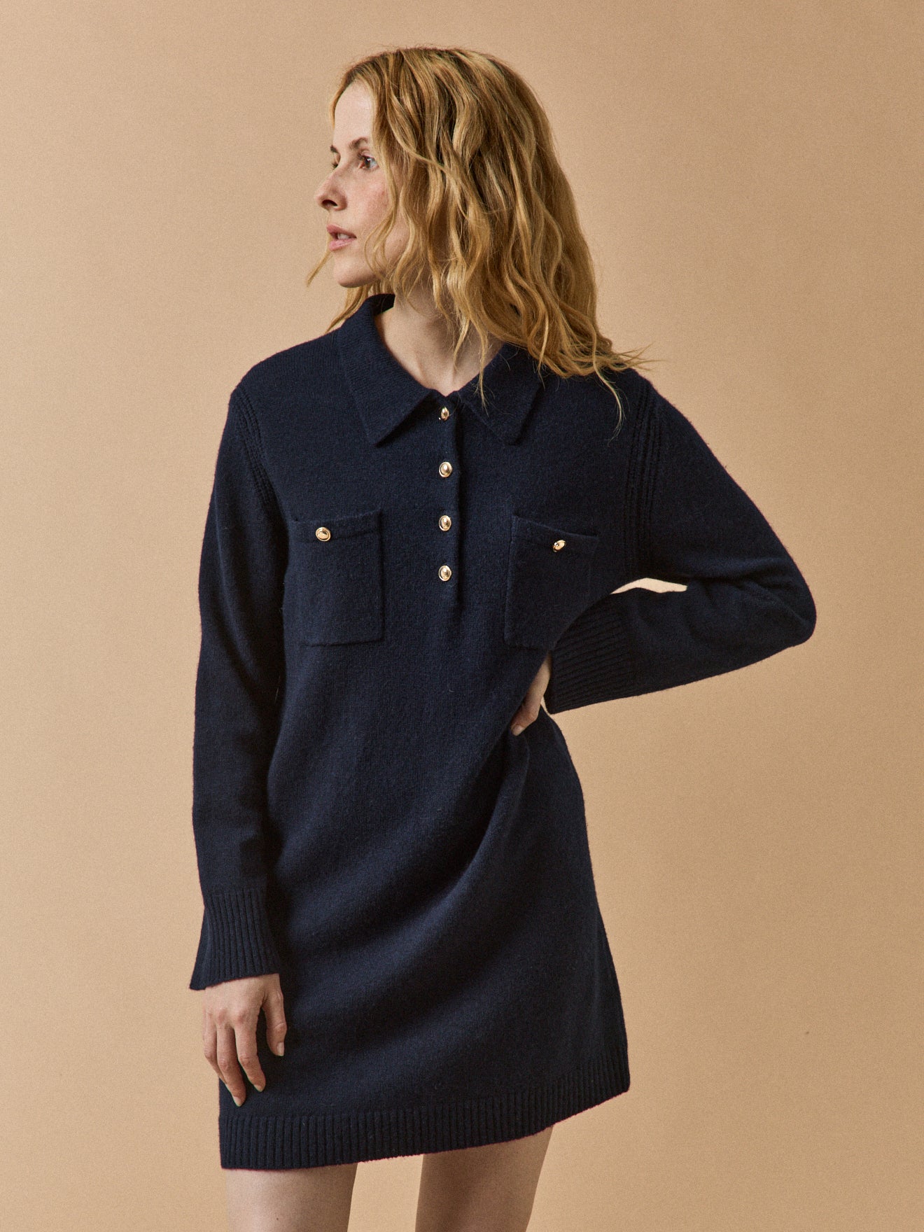 Robe-pull col polo courte boutons dorés femme