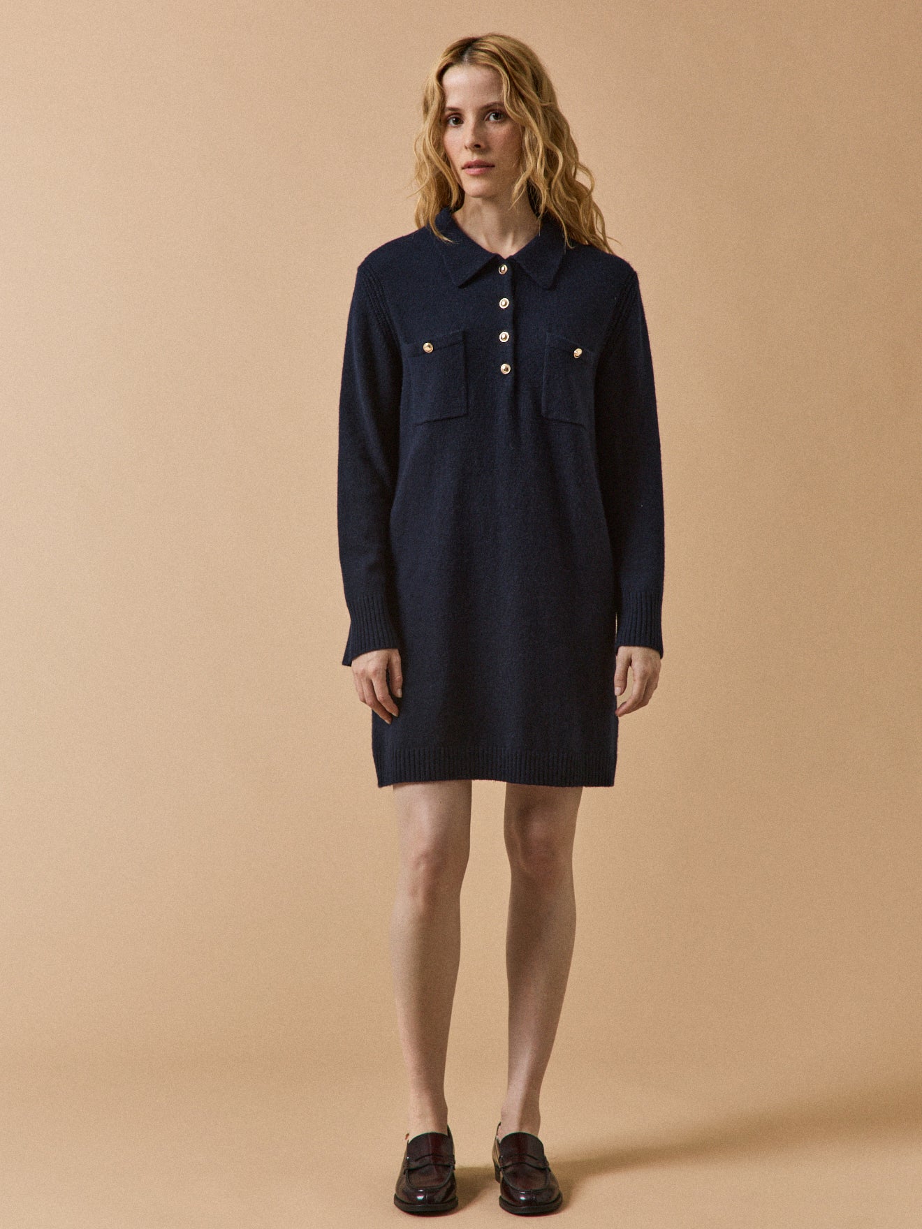 Robe-pull col polo courte boutons dorés femme