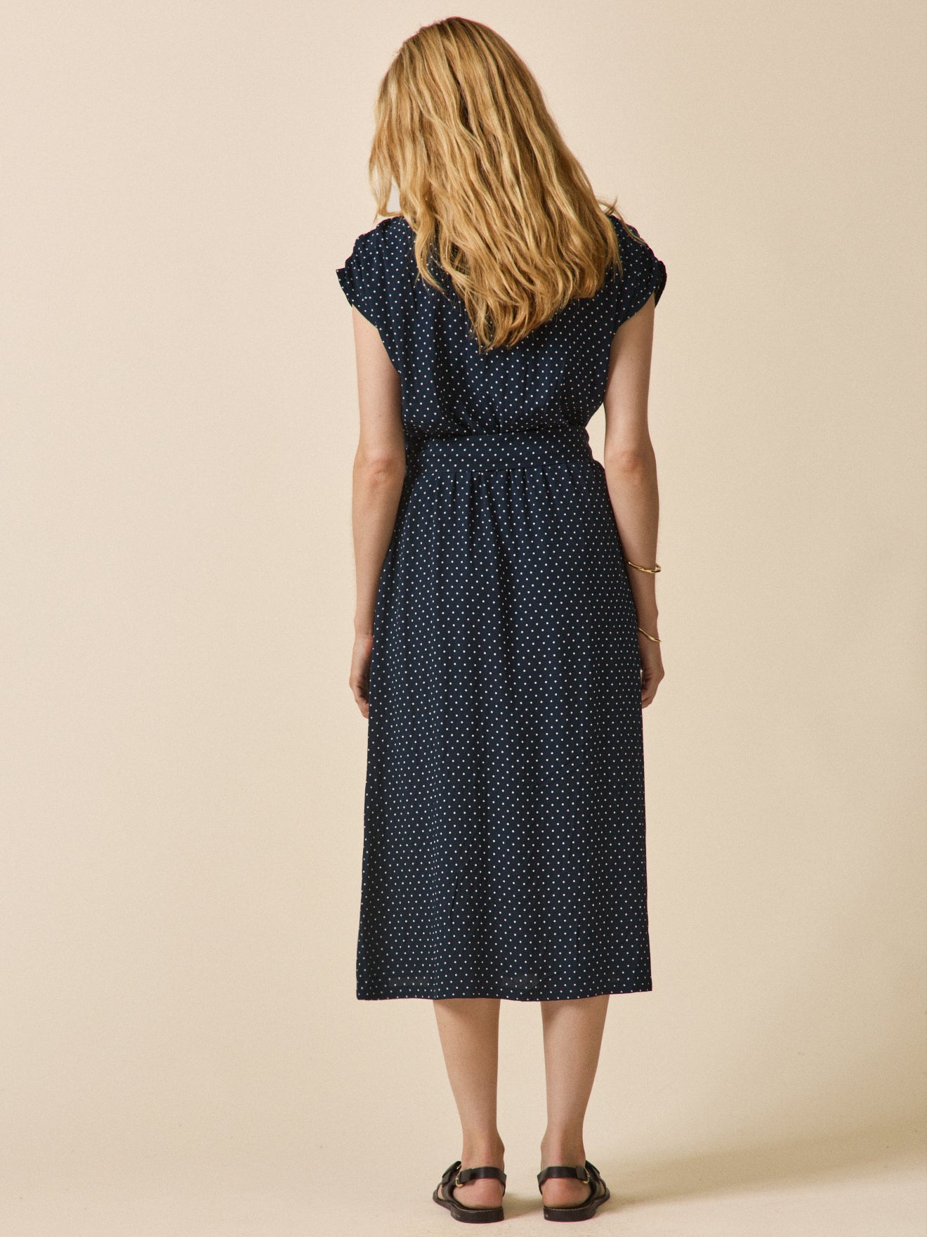 Halflange mouwloze damesjurk met stippenprint