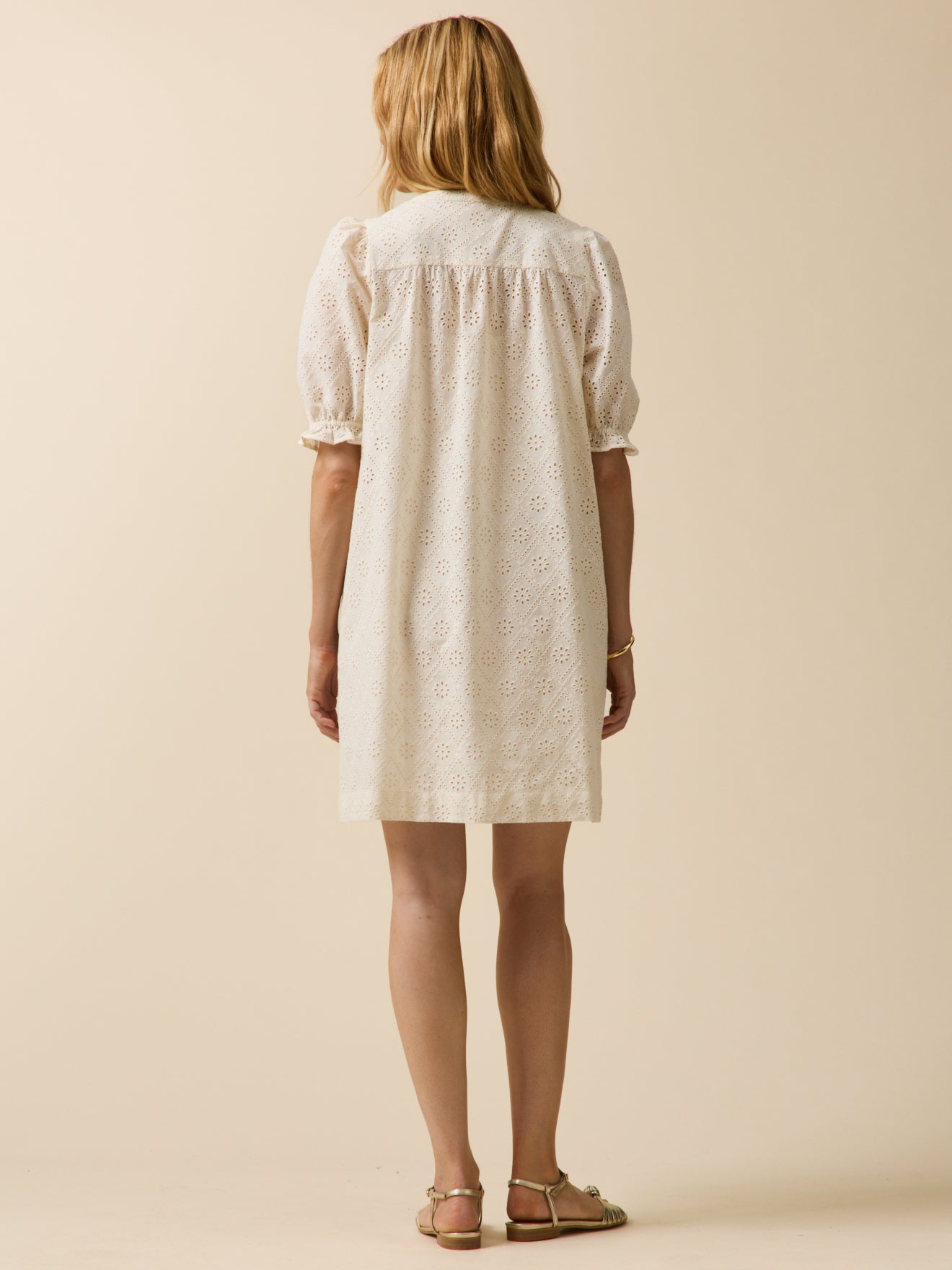 Korte damesjurk met broderie anglaise