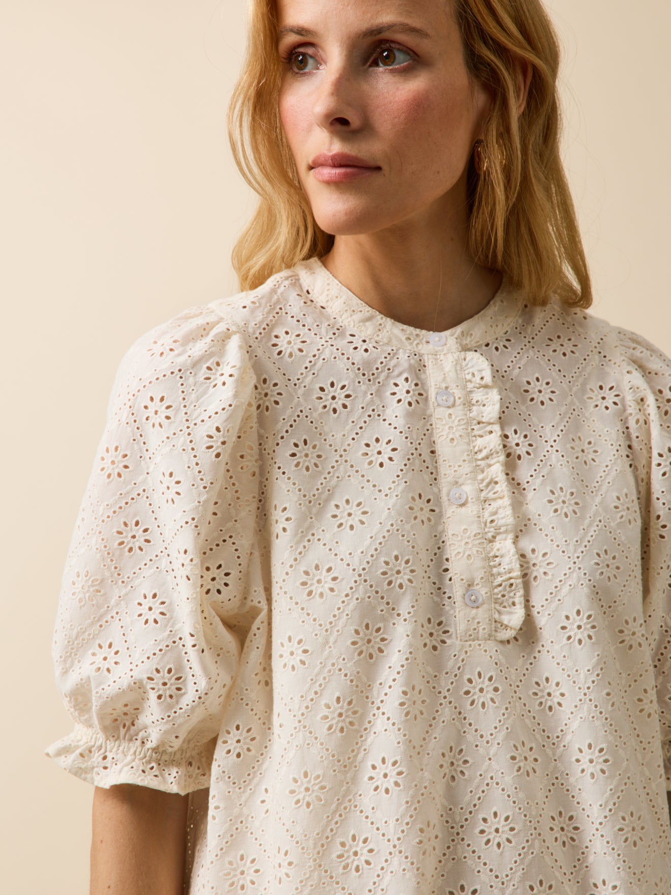 Korte damesjurk met broderie anglaise