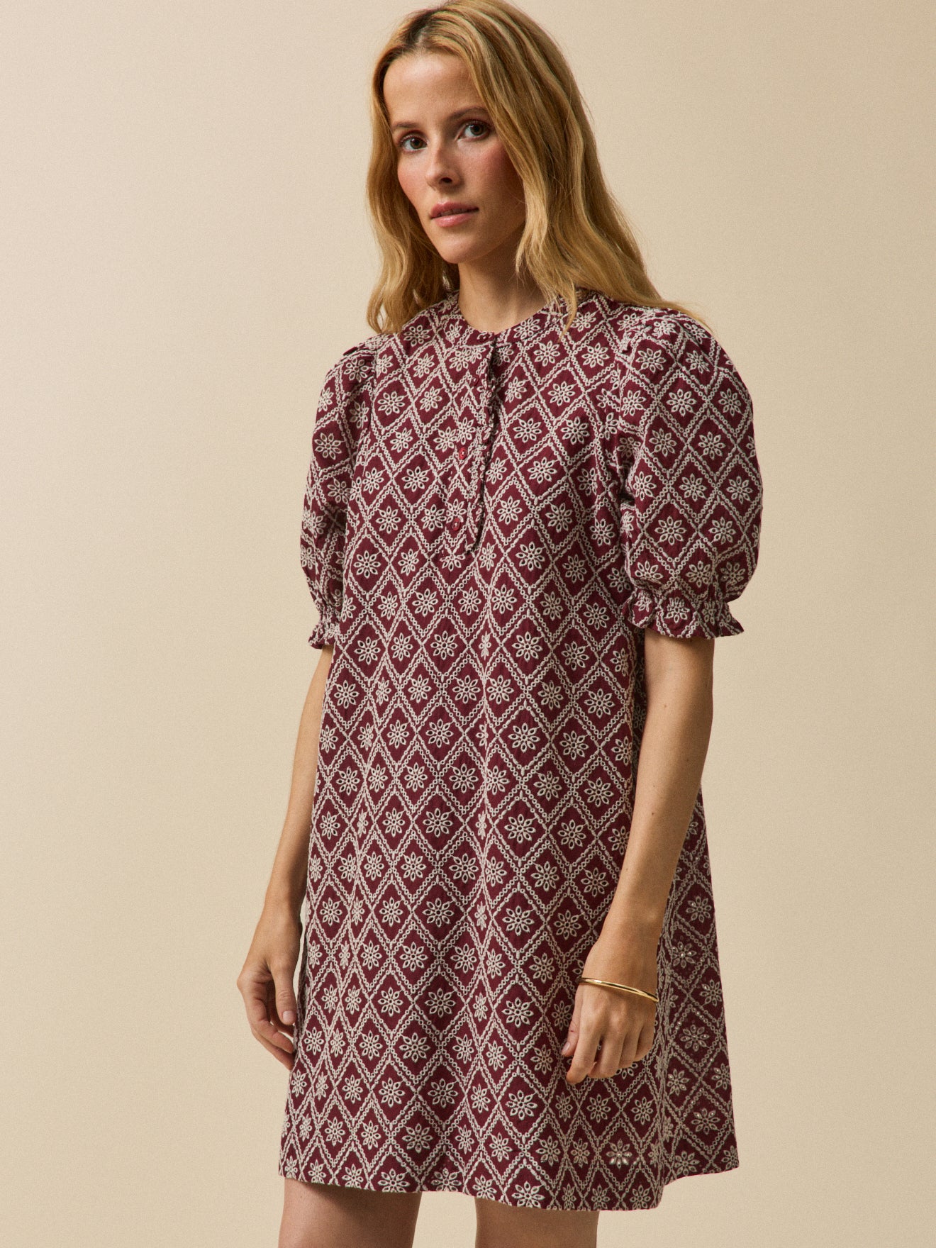 Korte damesjurk met broderie anglaise