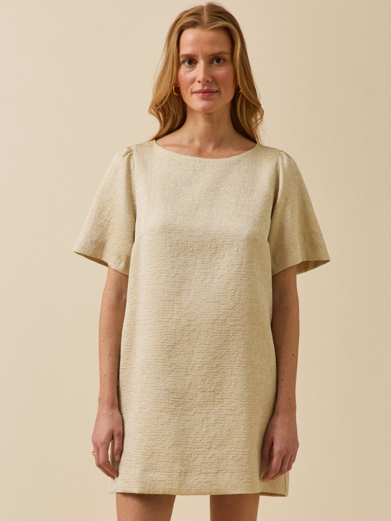 Korte feestelijke damesjurk in goudkleurig jacquard