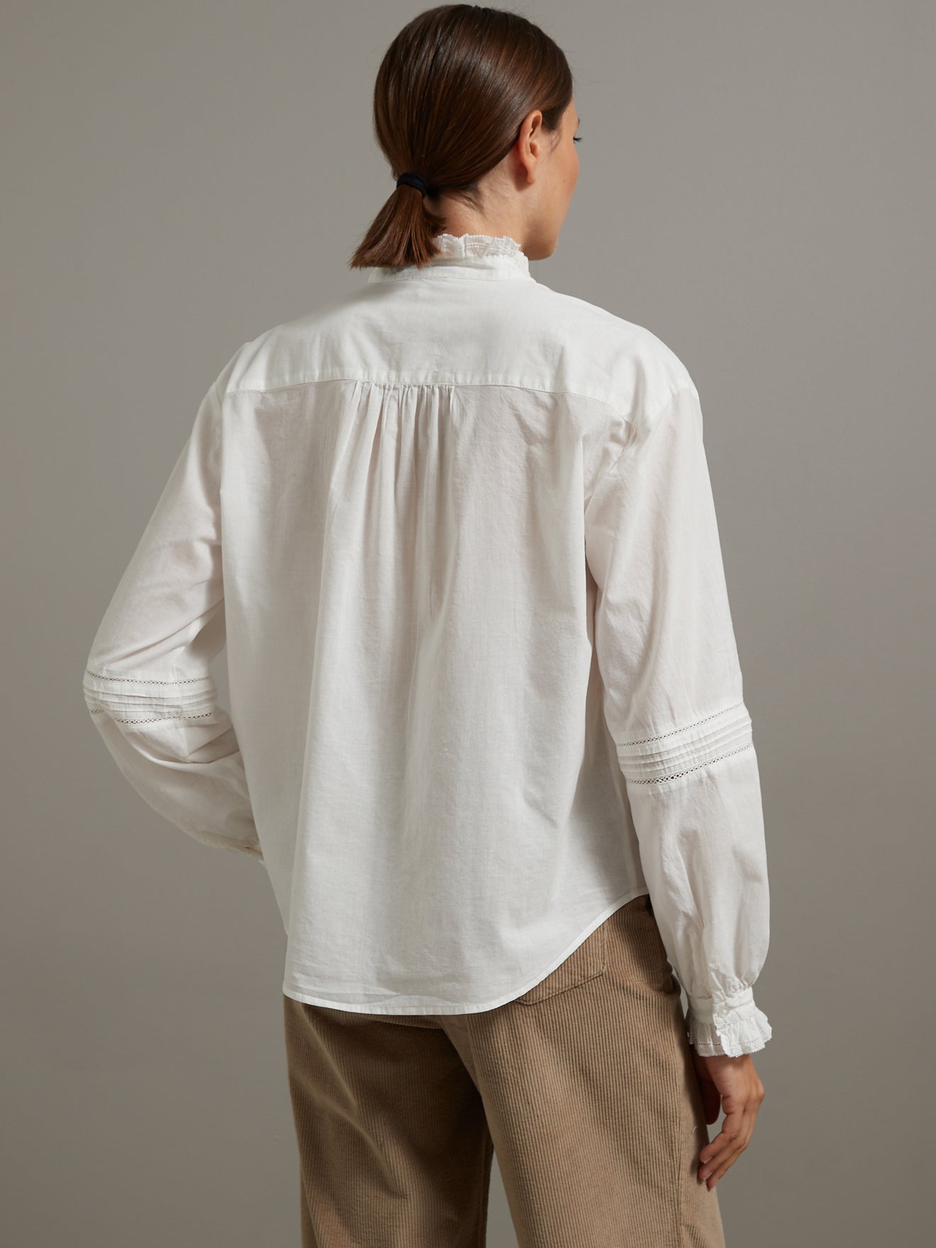Chemise col froufrou et dentelle femme
