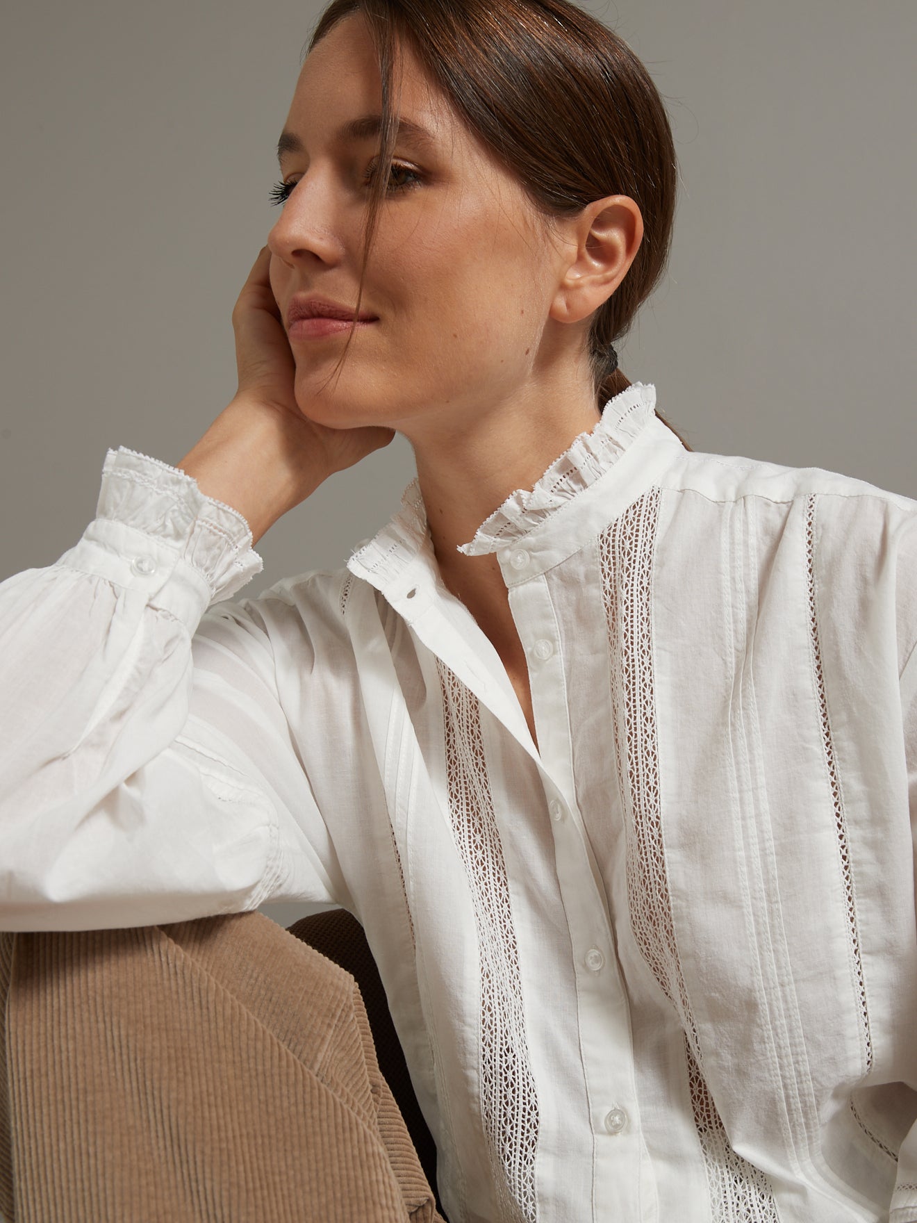 Chemise col froufrou et dentelle femme