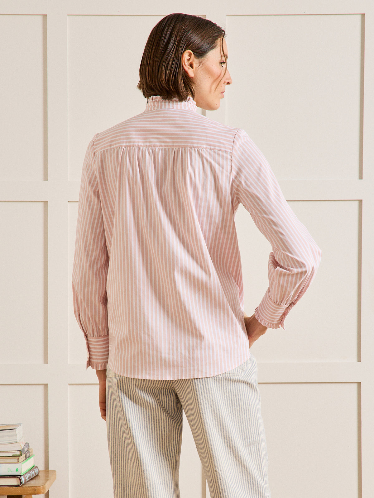 Gestreepte damesbloes met ruchekraag - Limited Collection