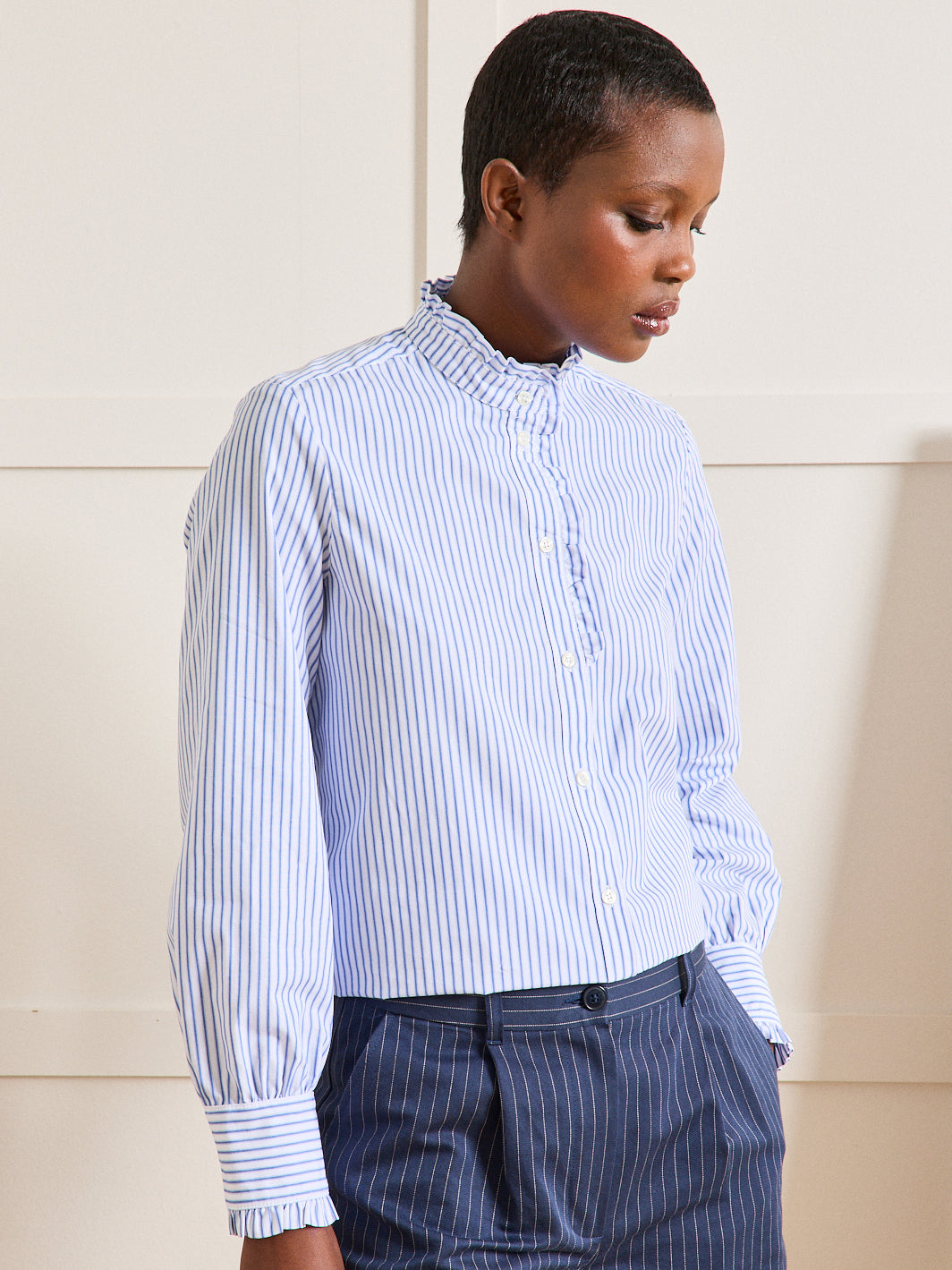 Gestreepte damesbloes met ruchekraag - Limited Collection