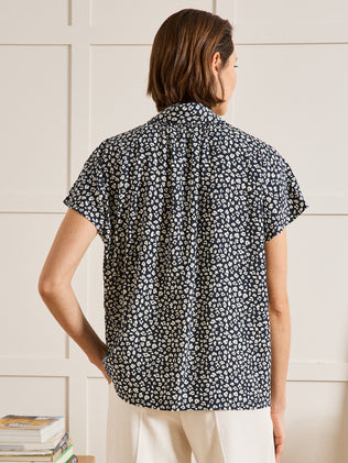 Damestop in dobby viscose met Léo-print