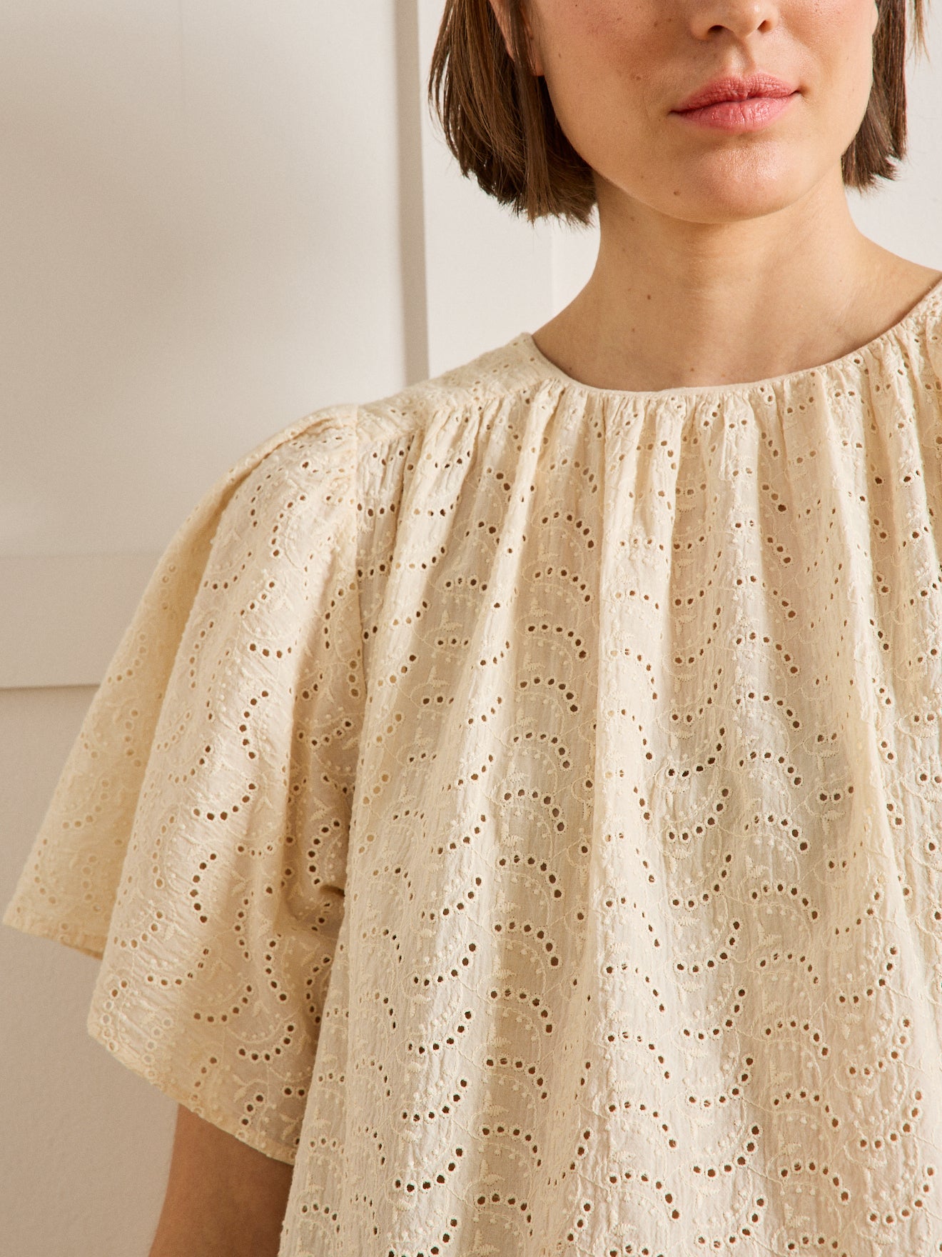 Top broderie anglaise manches papillon femme